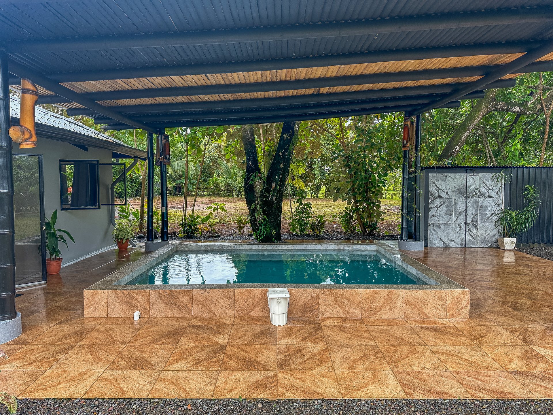 Contemporary 3-bed home surrounded by Uvita’s services and amenities but just a short stroll to tropical beaches