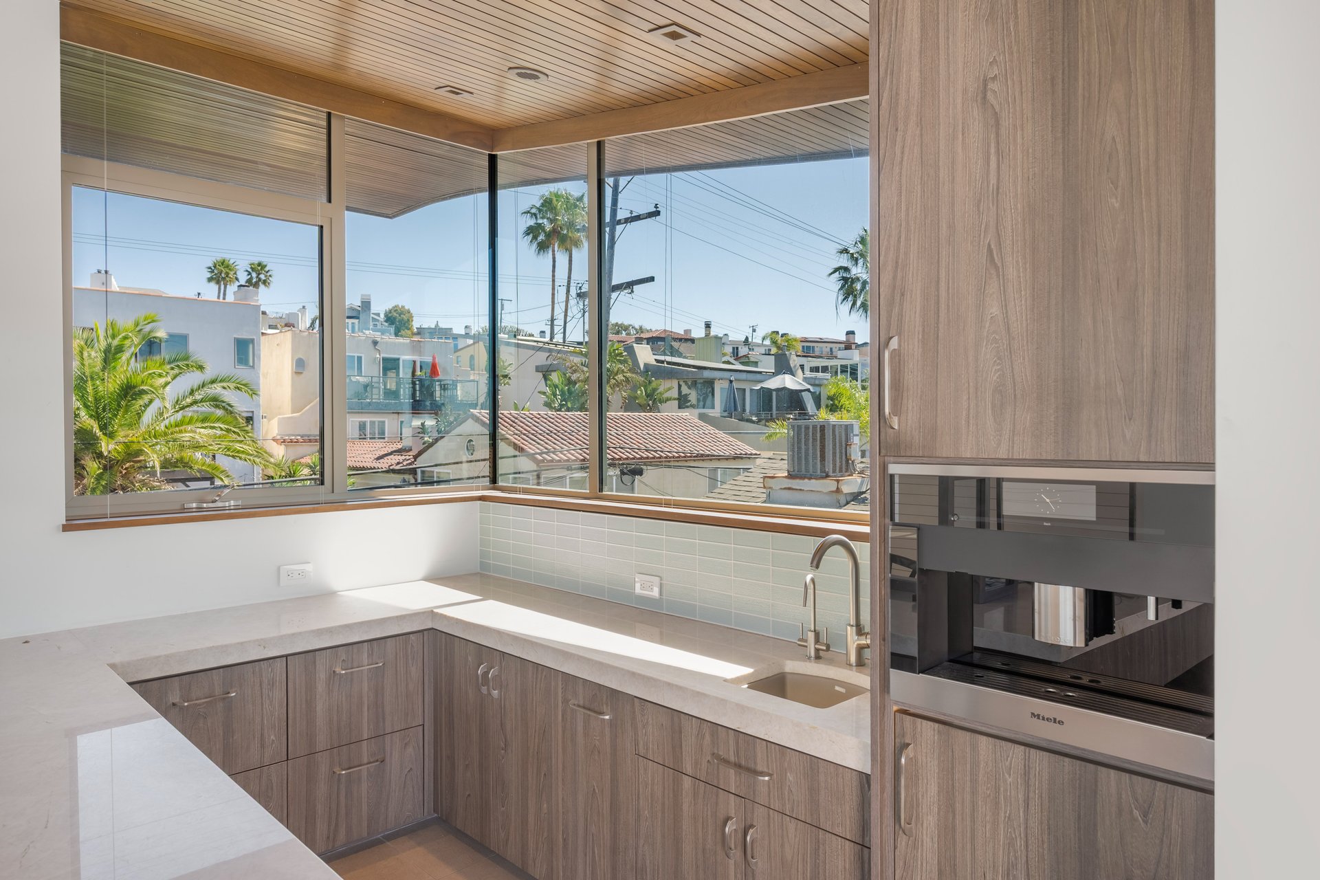 2056 Hermosa Ave 