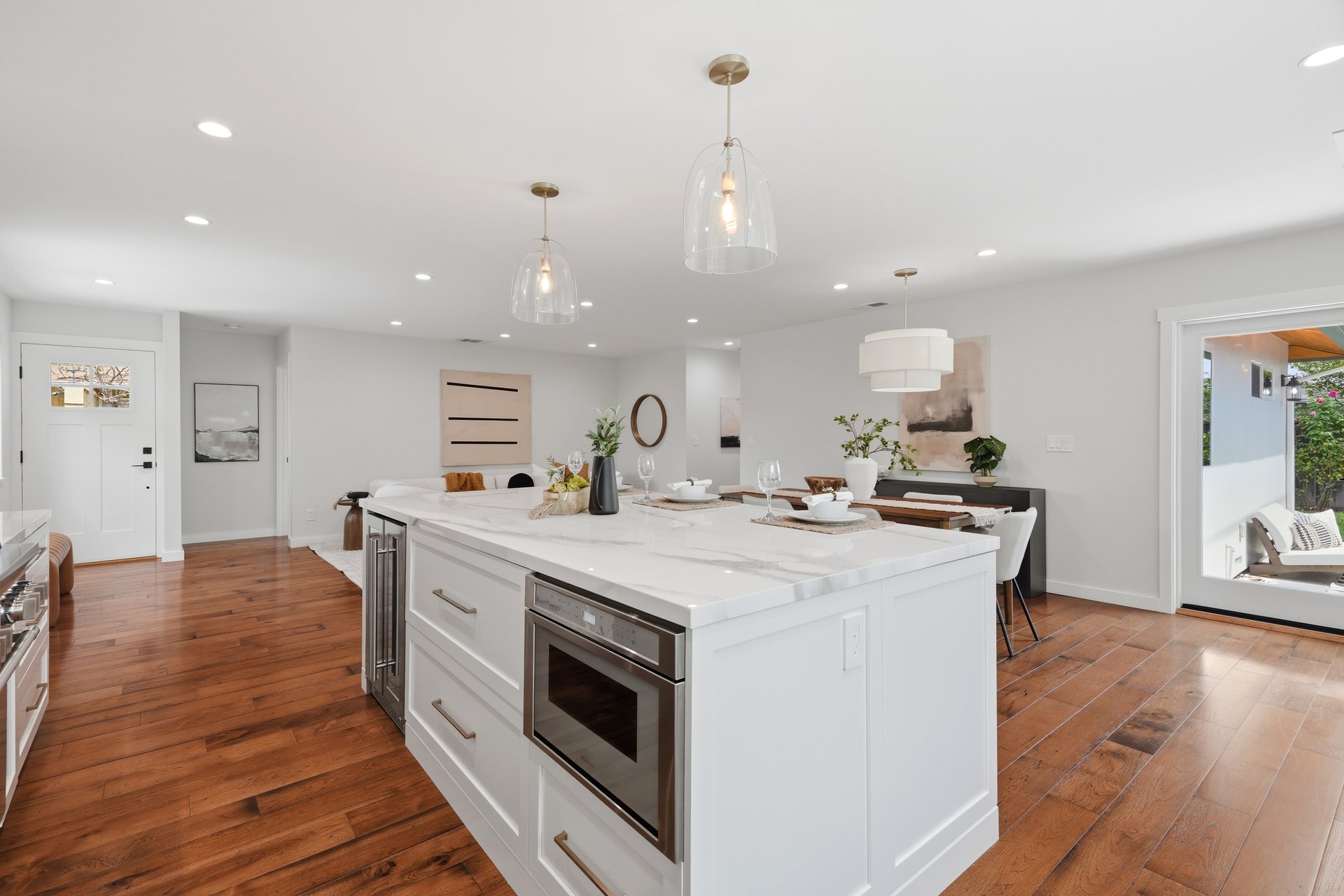 2133 Santa Cruz AVE