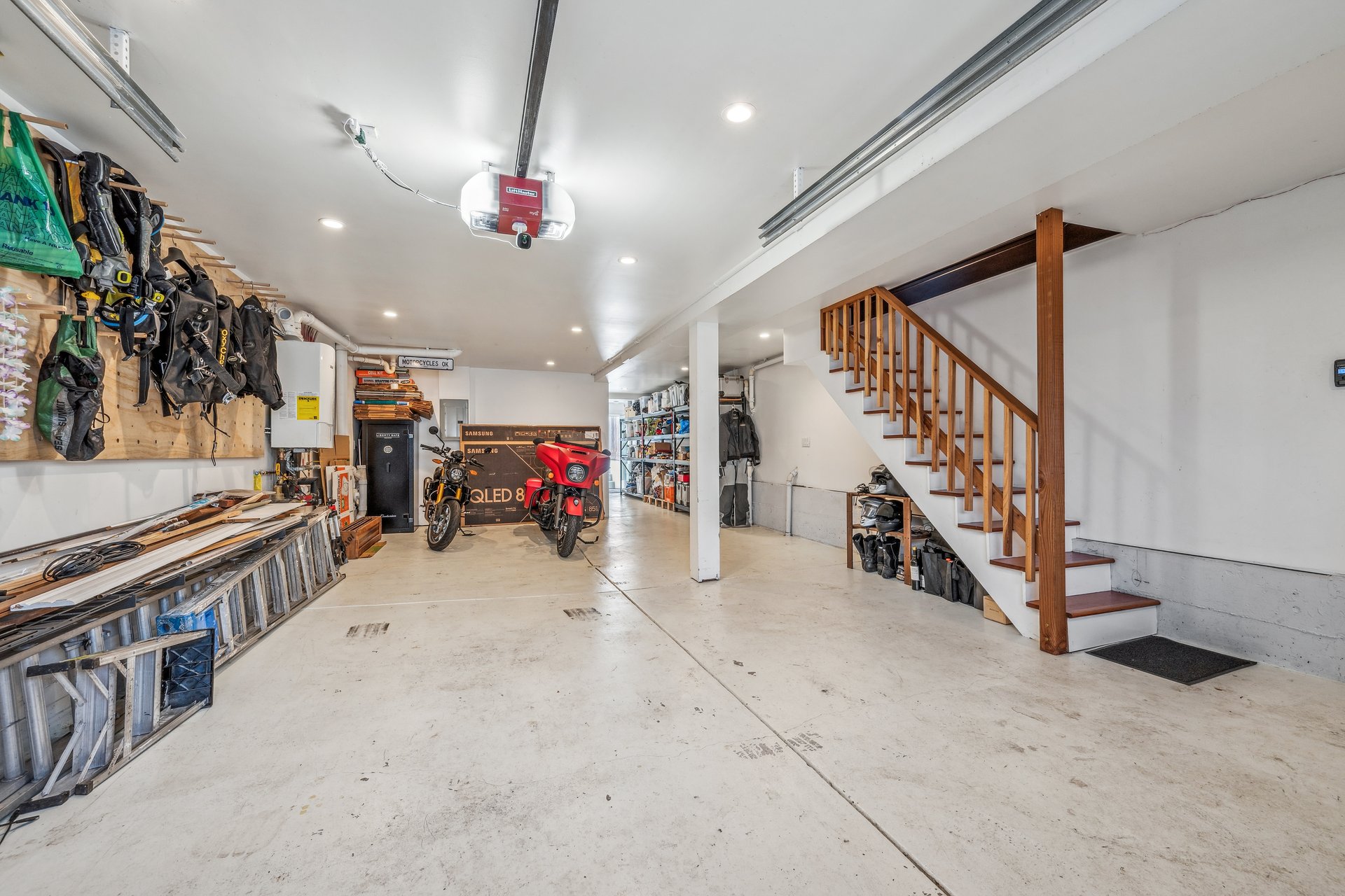 908 Capp