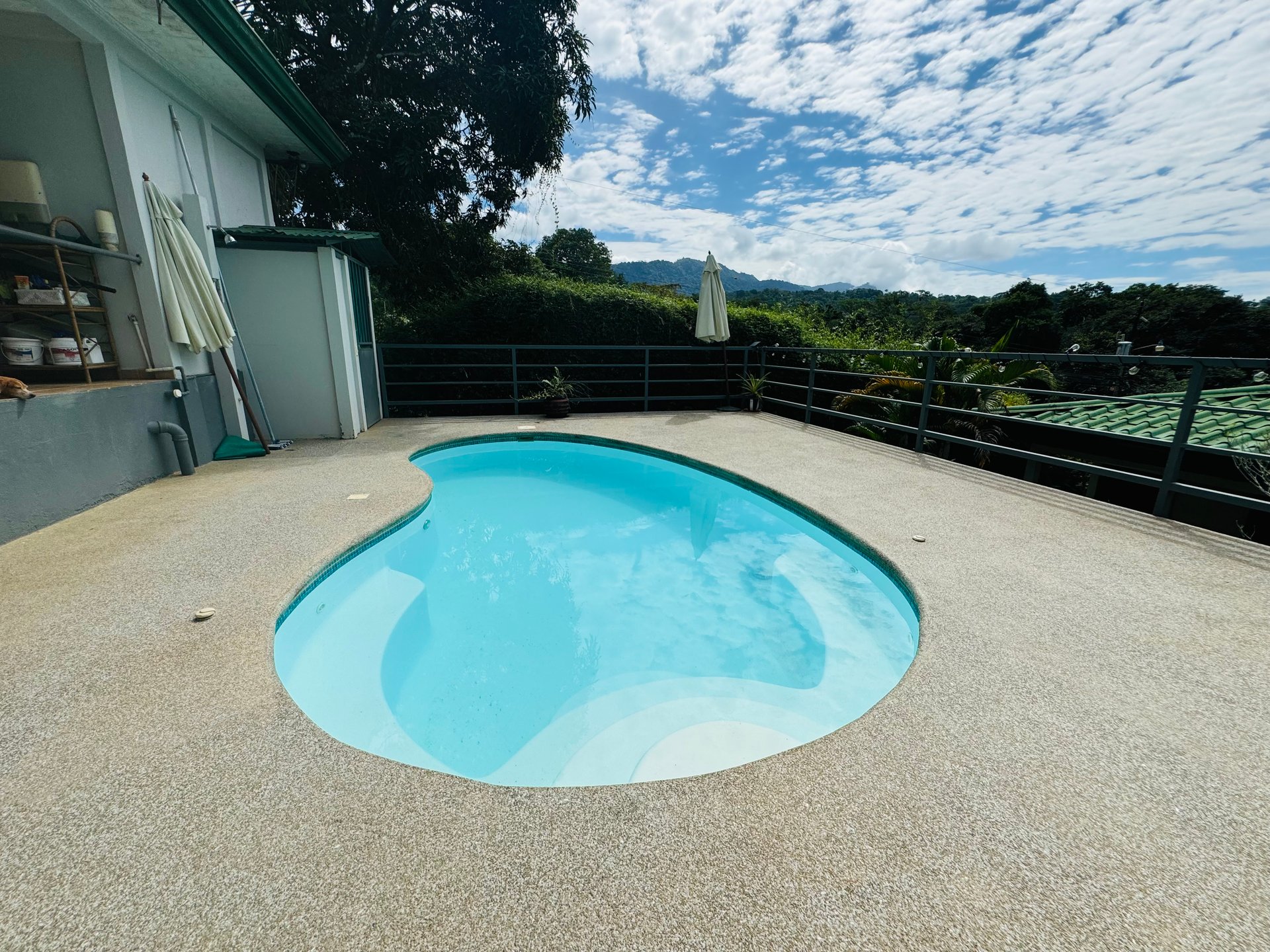 Downtown Uvita Commercial Room Rentals with Restaurant