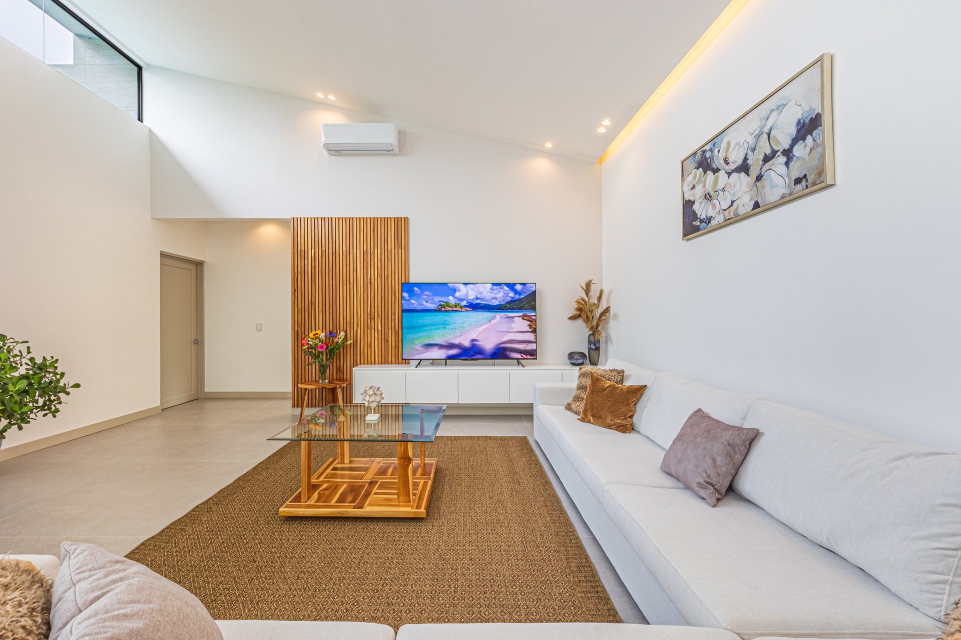 Casa Iguana – 4-Bedroom Tropical Retreat