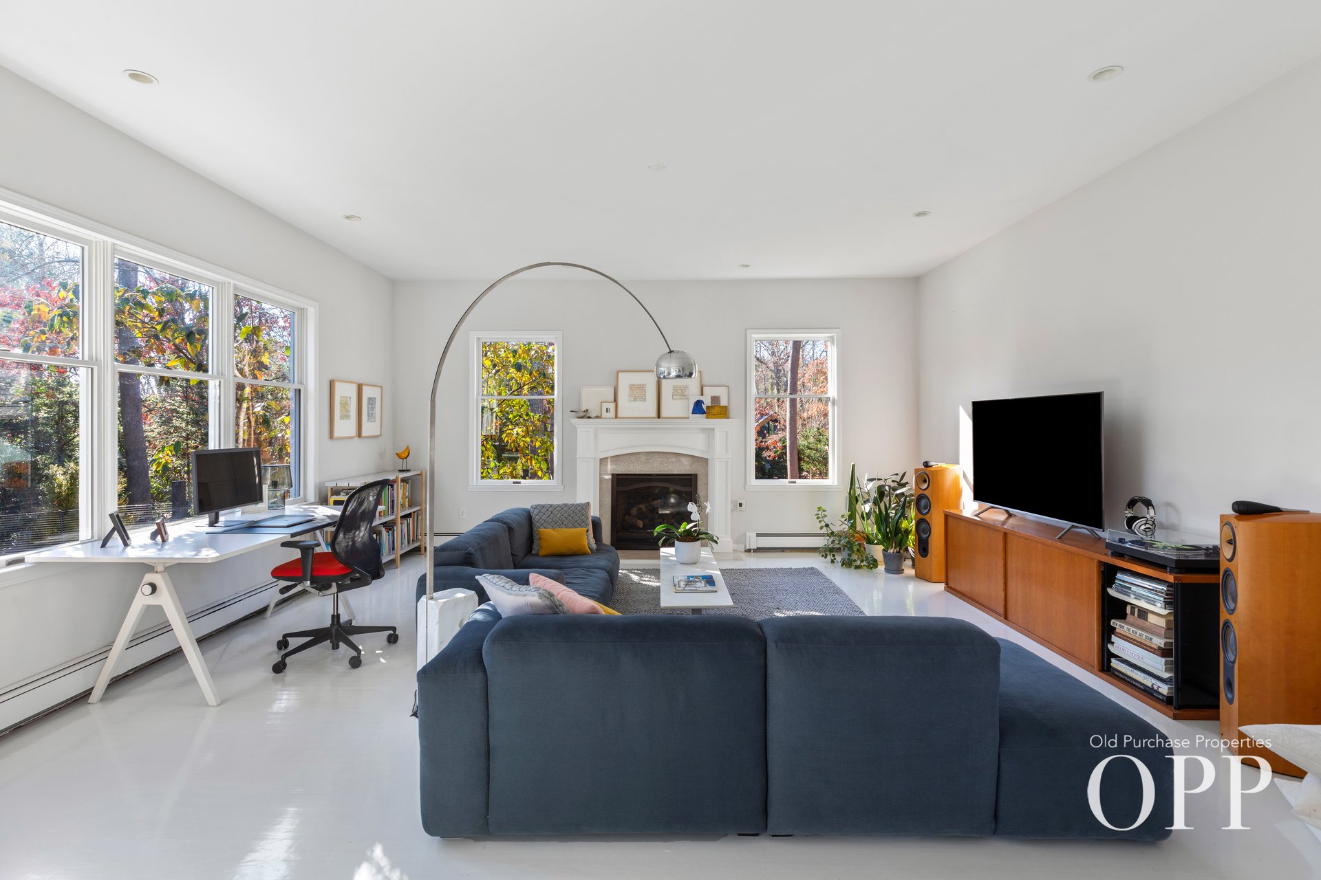 A SUNLIT RETREAT IN PICTURESQUE LOCATION