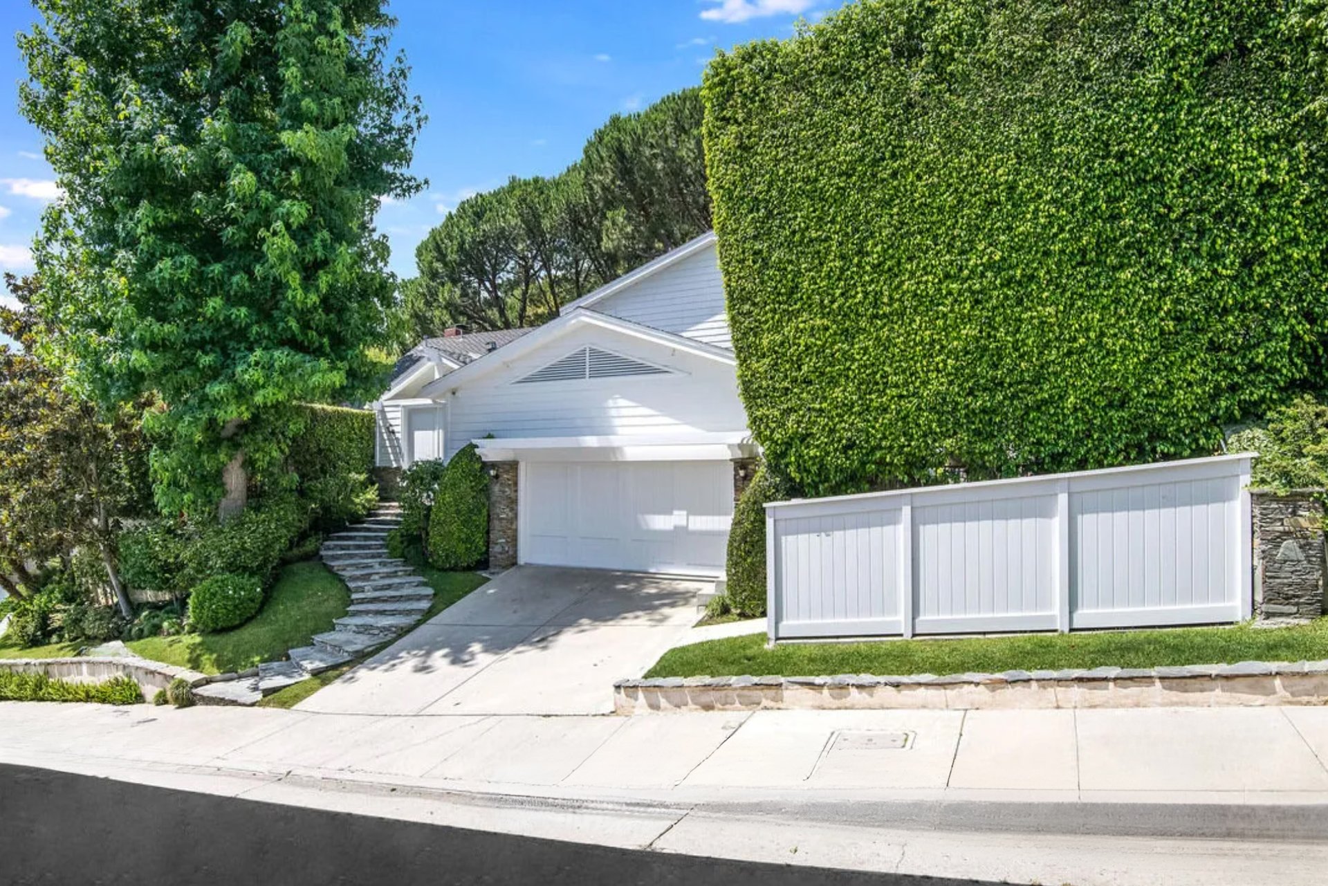 2445 Banyan Dr