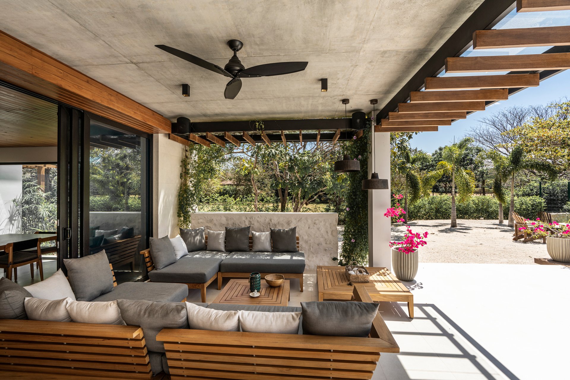Villa Solana: Modern Luxury Steps from Playa Mansita in Hacienda Pinilla