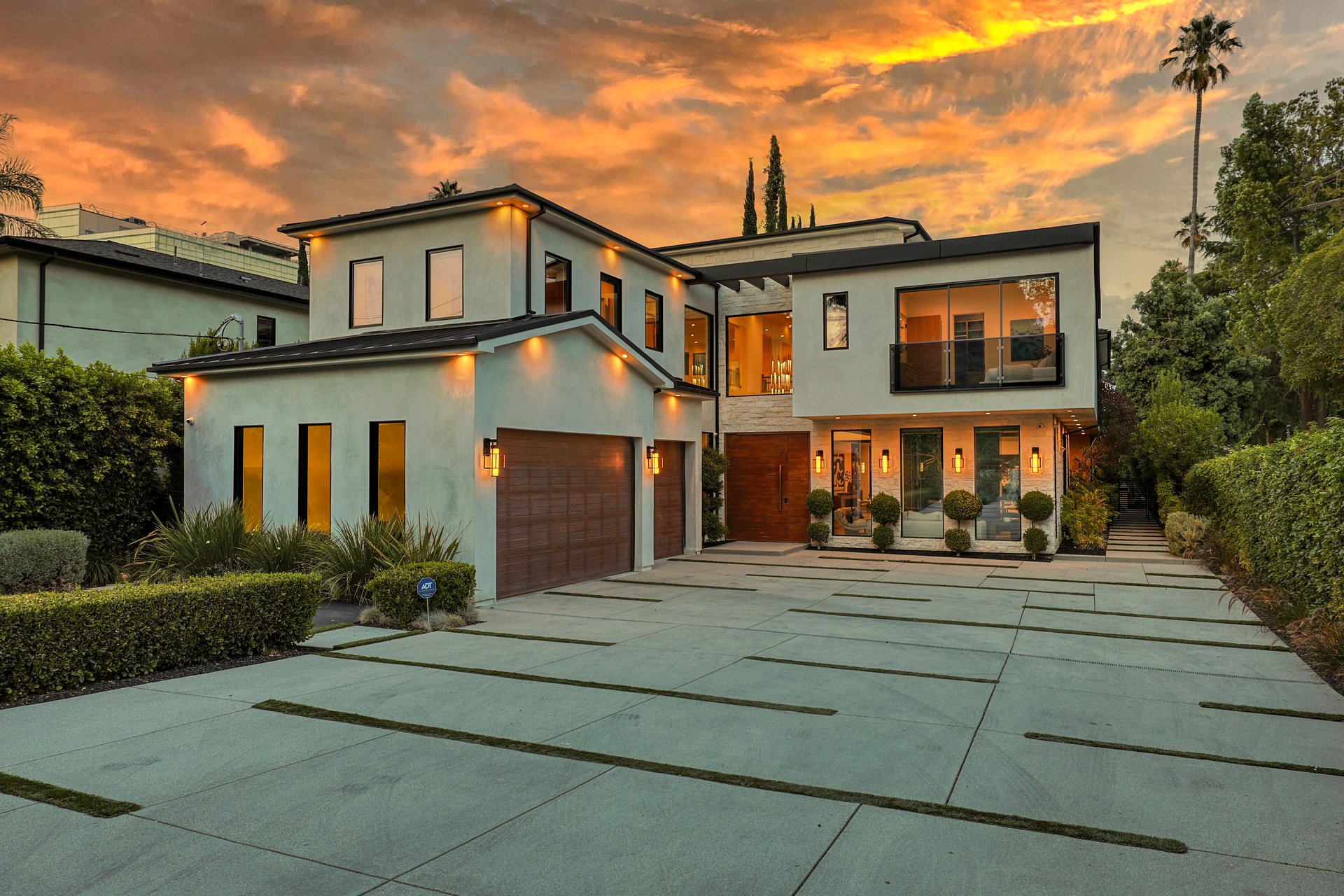 4544 Woodley Ave