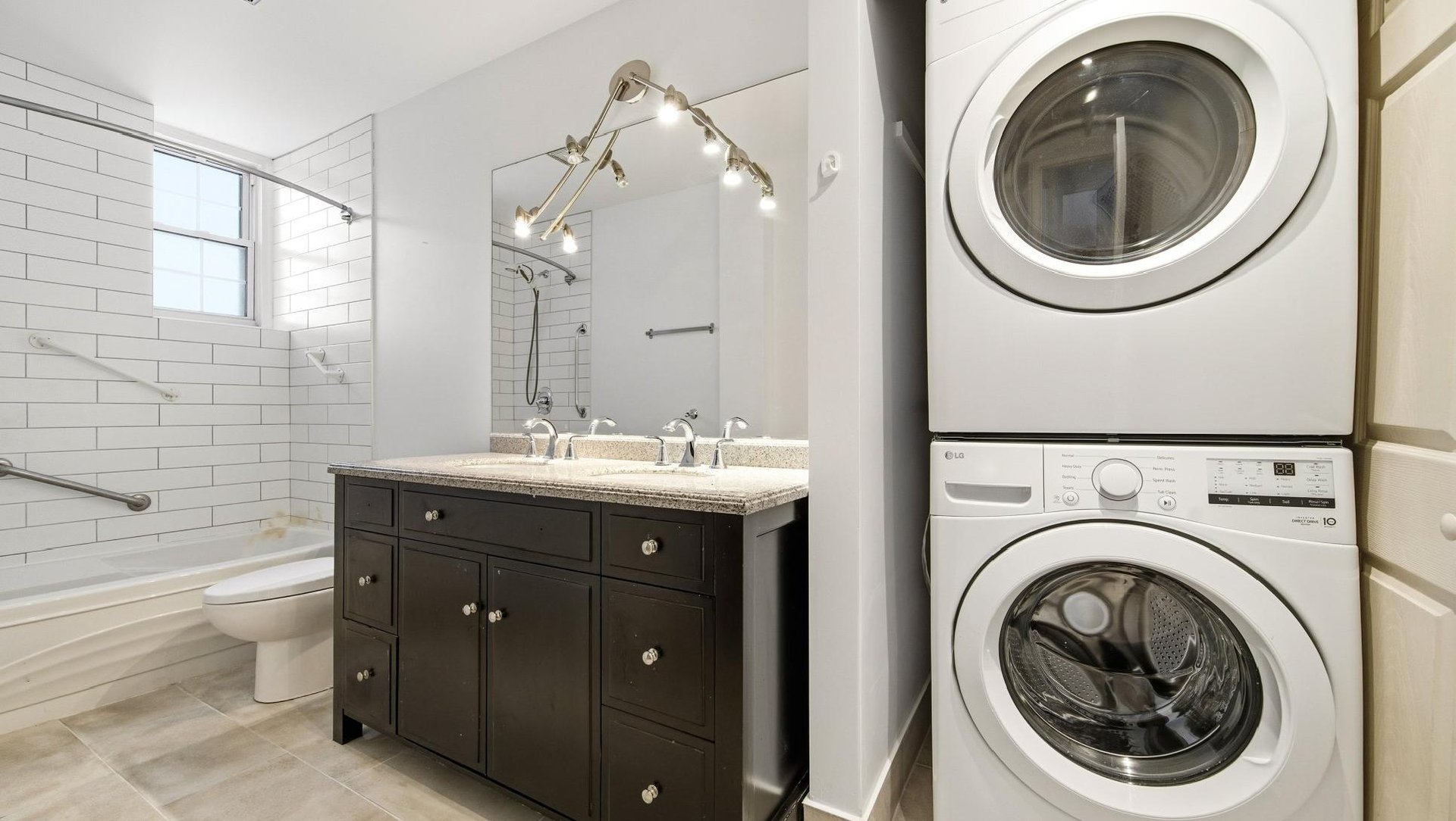 At the edge of Westmount | Corner unit with a view of Mount Royal