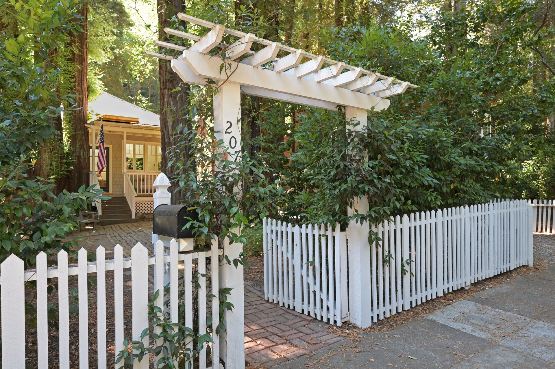 207 Madrone Ave