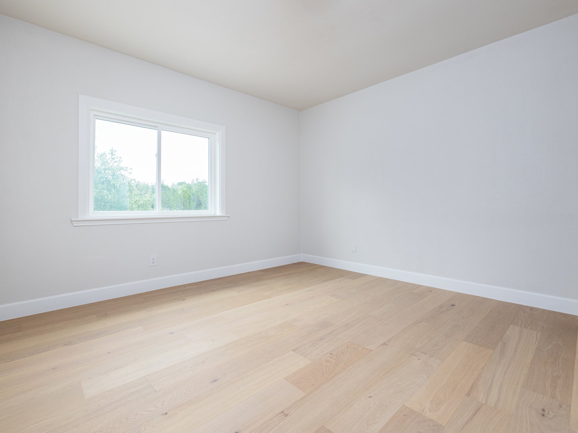 Designer-Renovated 6BR Estate Including Private Guest Apartment on 1.48 Acres