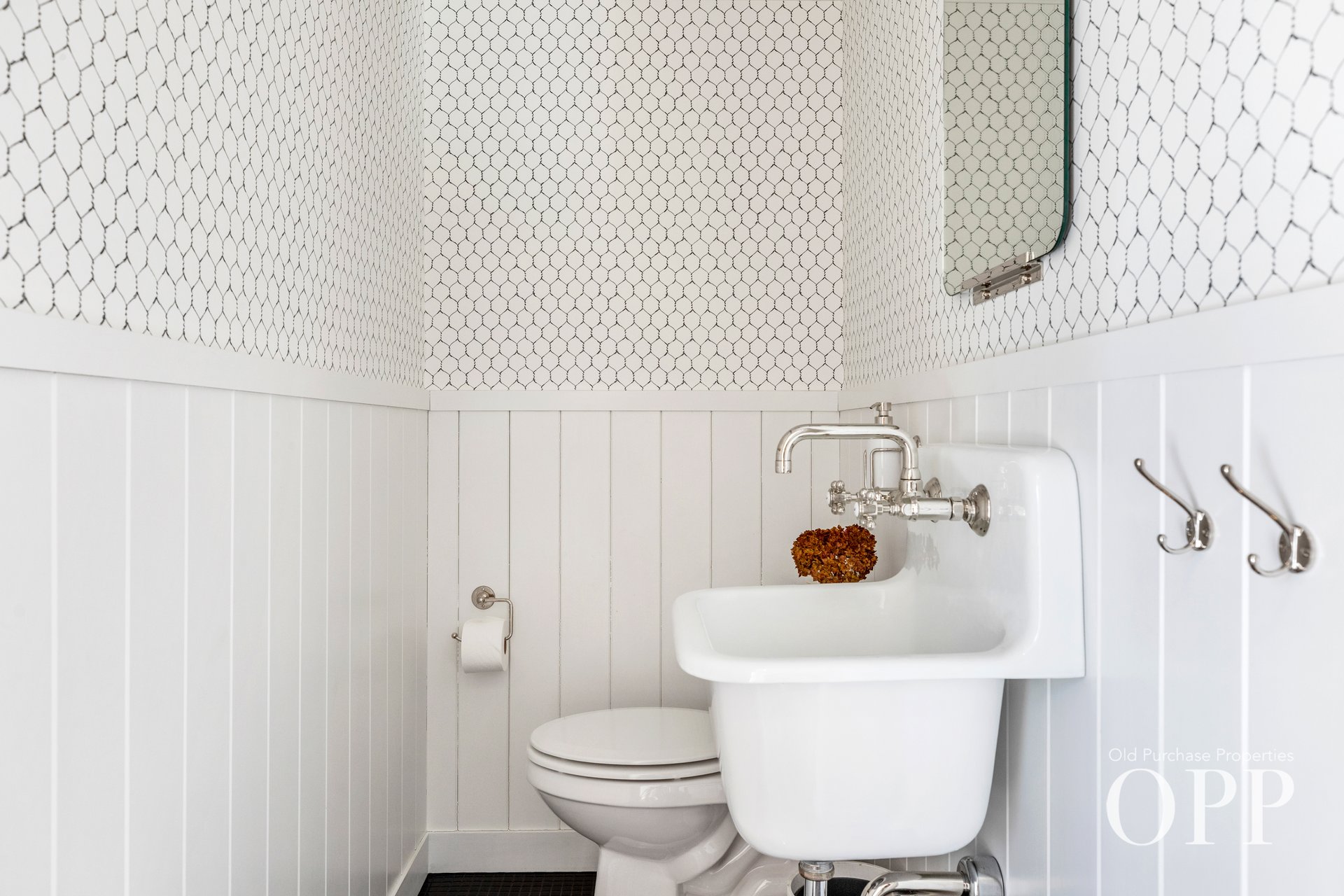 A REFINED BELLPORT RETREAT
