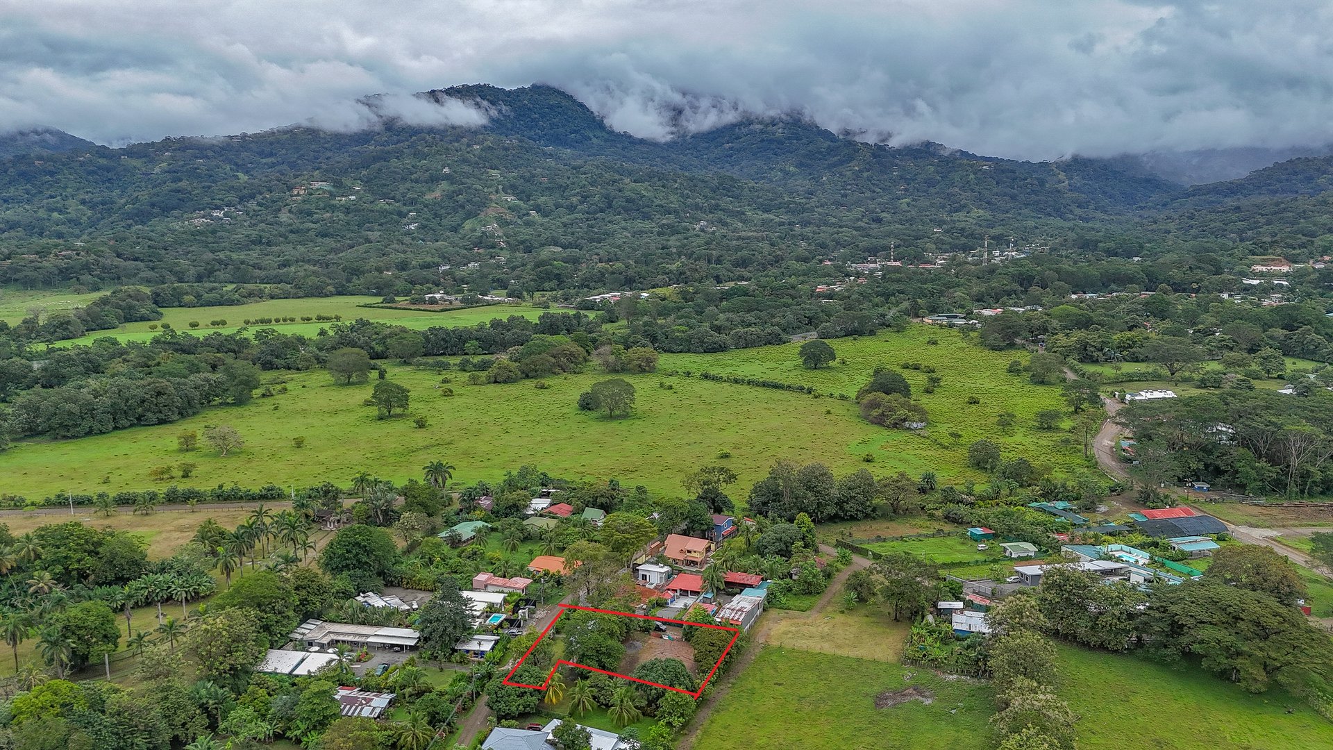 Contemporary 3-bed home surrounded by Uvita’s services and amenities but just a short stroll to tropical beaches