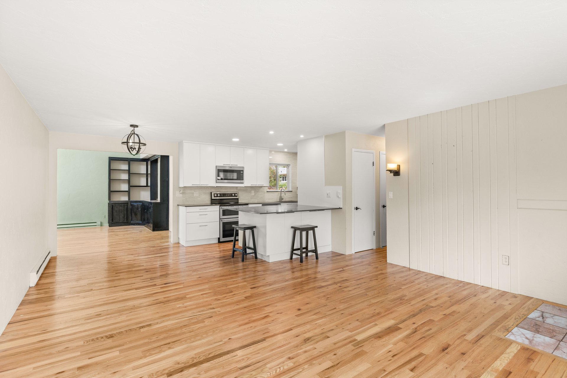 Spacious Mid-Valley Residence Near Crown Mountain Park