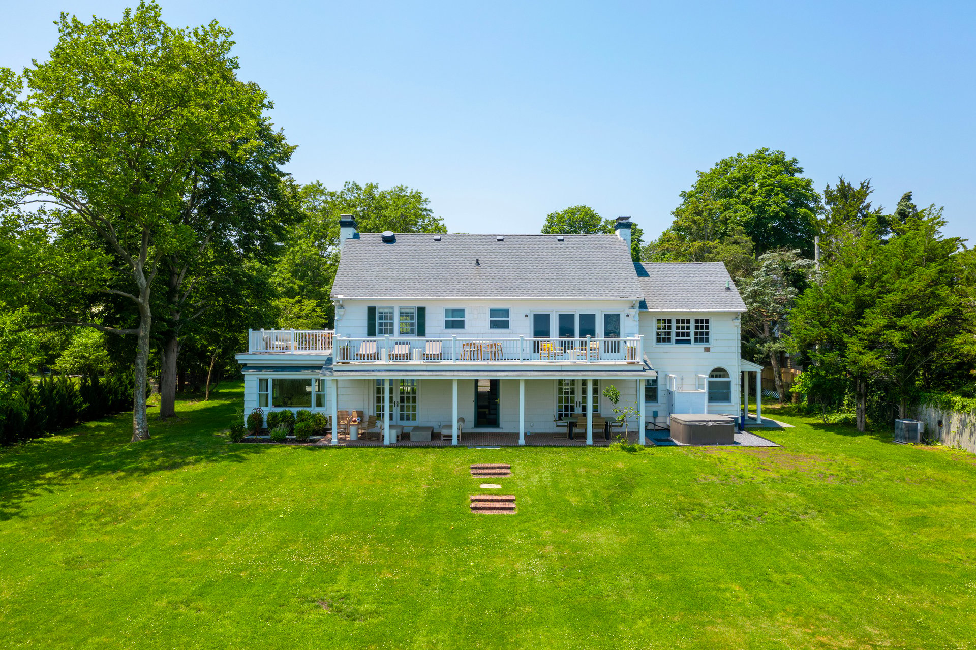 AN ELEGANT WATERFRONT ESCAPE