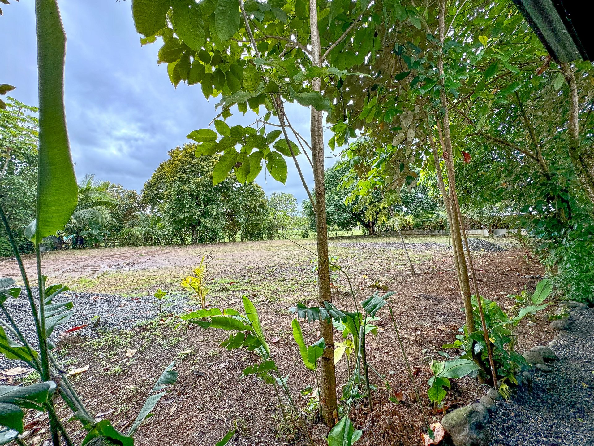 Contemporary 3-bed home surrounded by Uvita’s services and amenities but just a short stroll to tropical beaches
