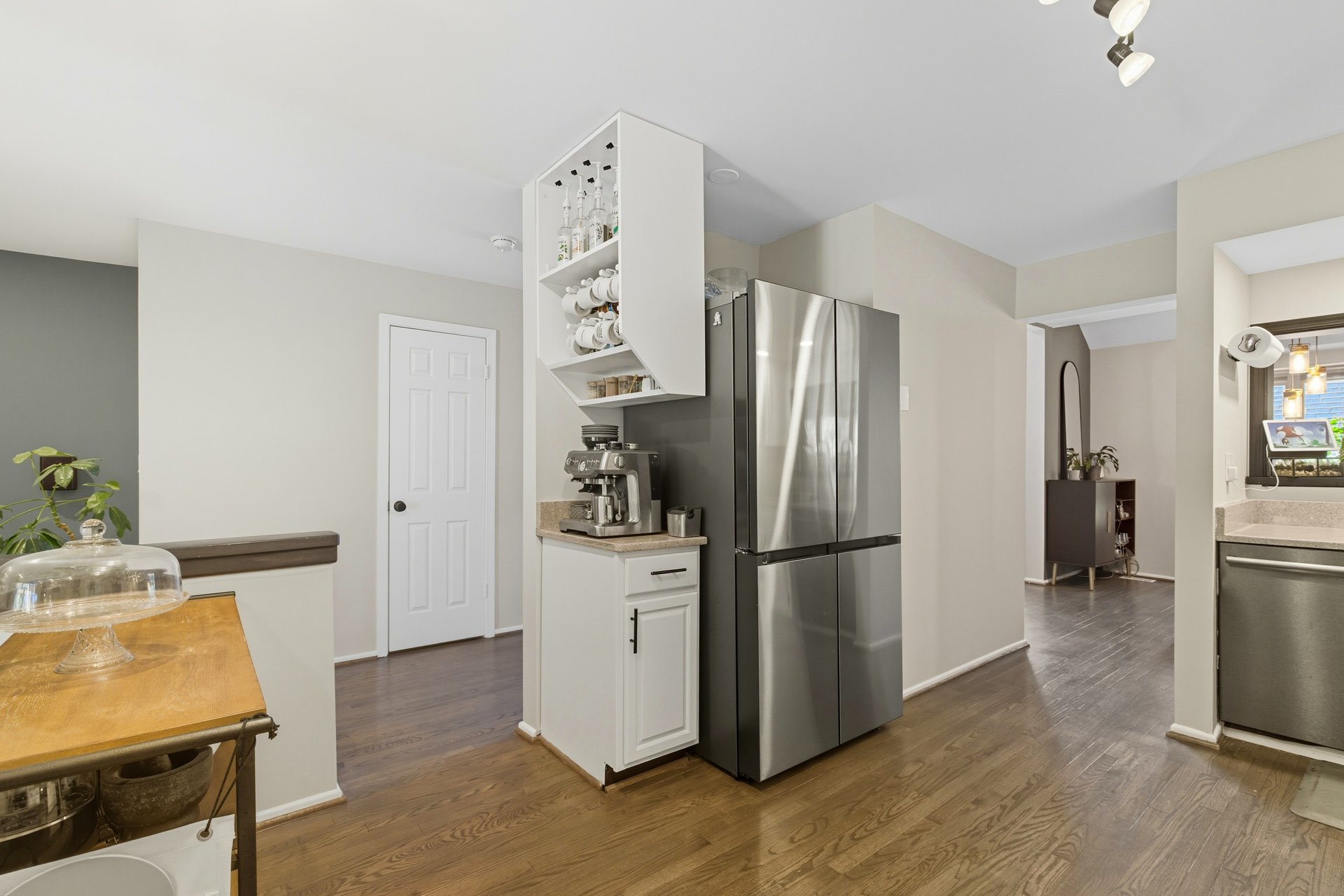 Turnkey 2 Bed Townhome plus Den & Designer Finishes 
