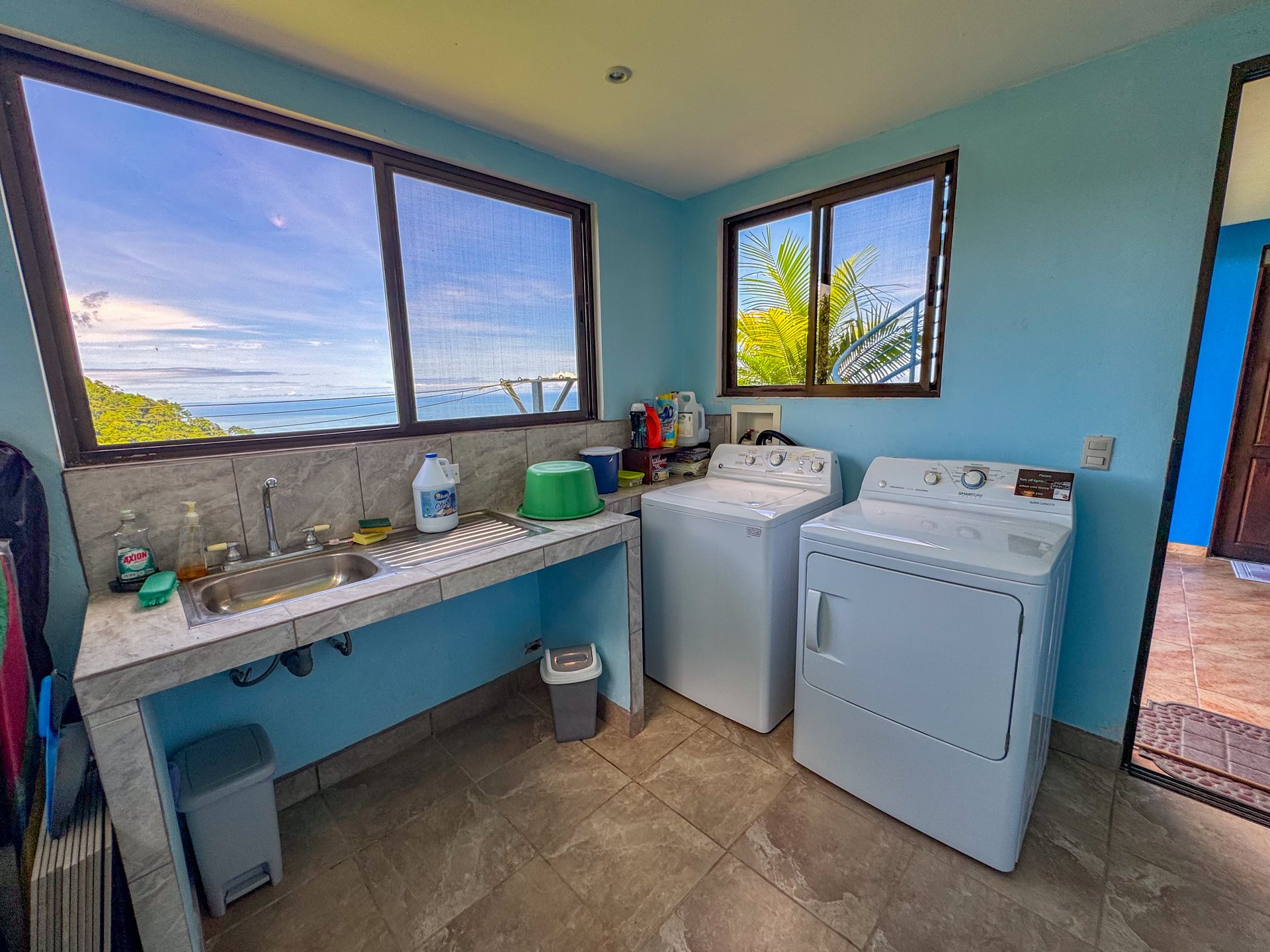 Luxury 4-Bed Villa with Ocean Views & Infinity Pool in Ojochal