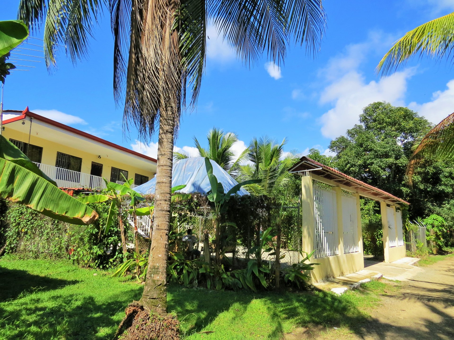 Fully equipped 4 Unit Apartment/Hotel complex 70 meters from the entrance to world-famous Marino Ballena National Park