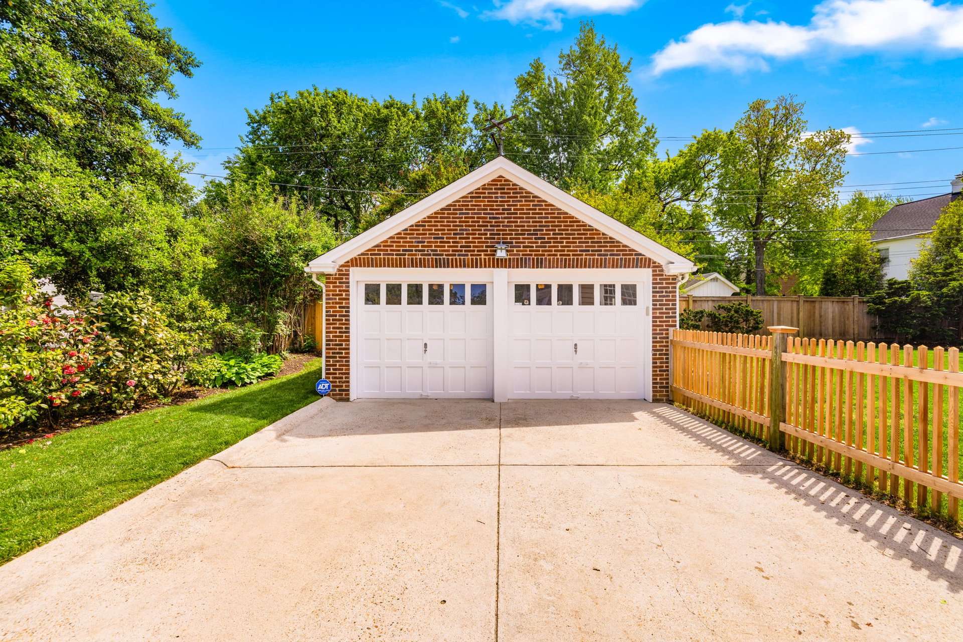 22 W OAK STREET