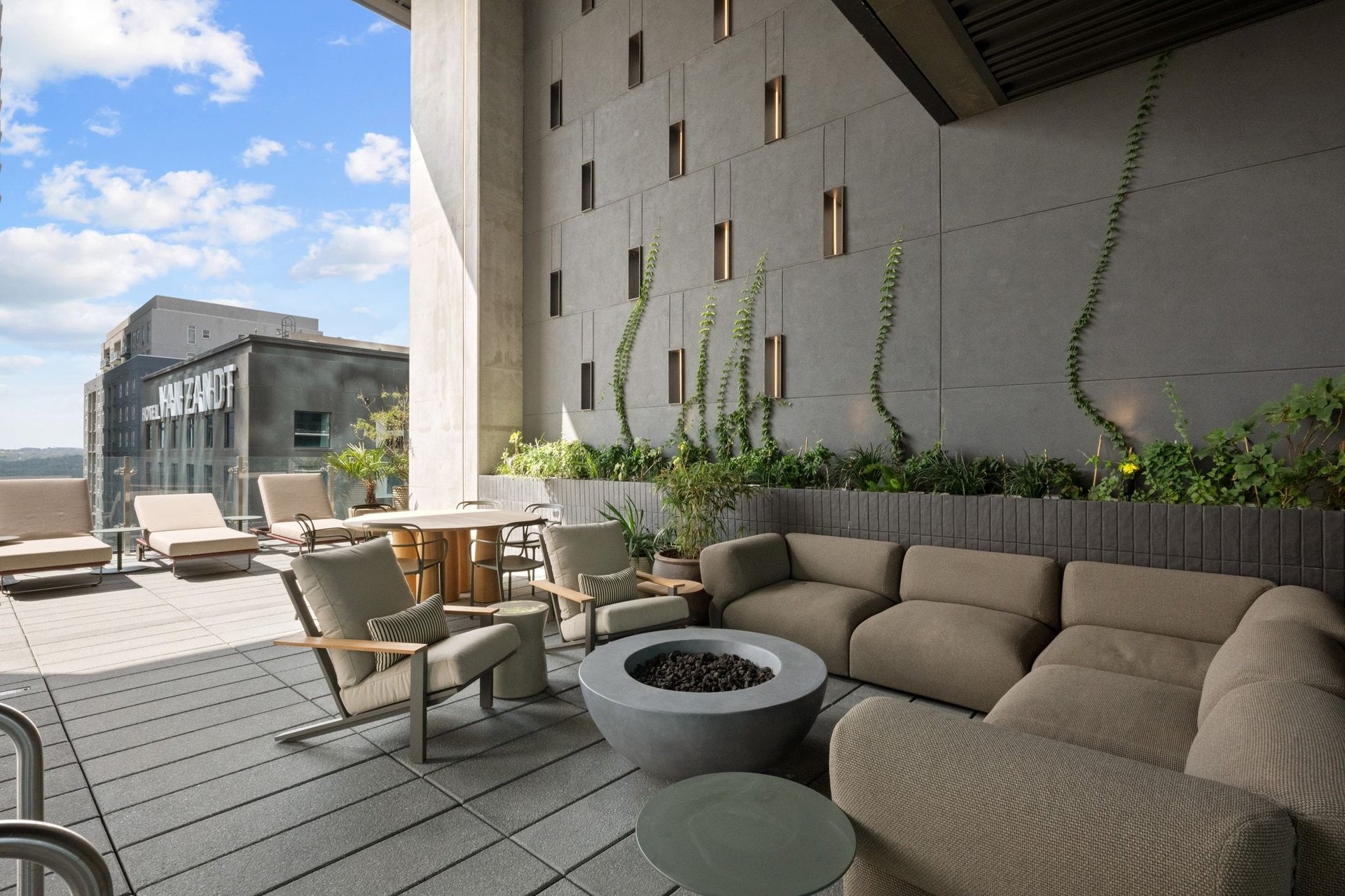 610 Davis Street #3902