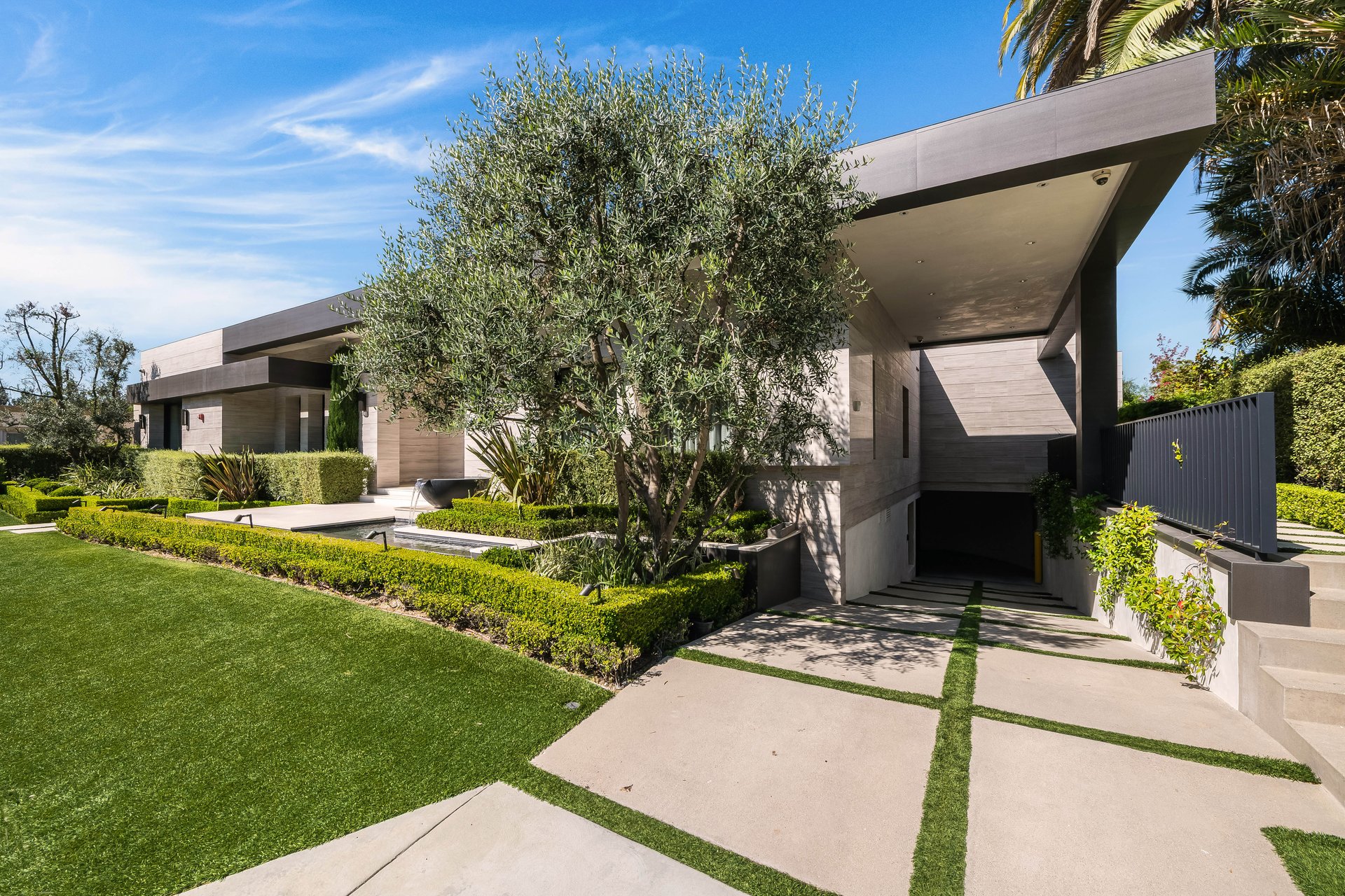 565 Evelyn Pl