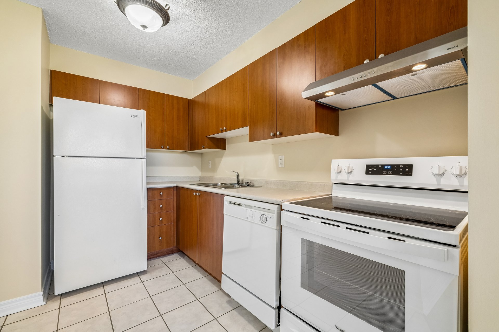 Bright and spacious studio apartment in great location