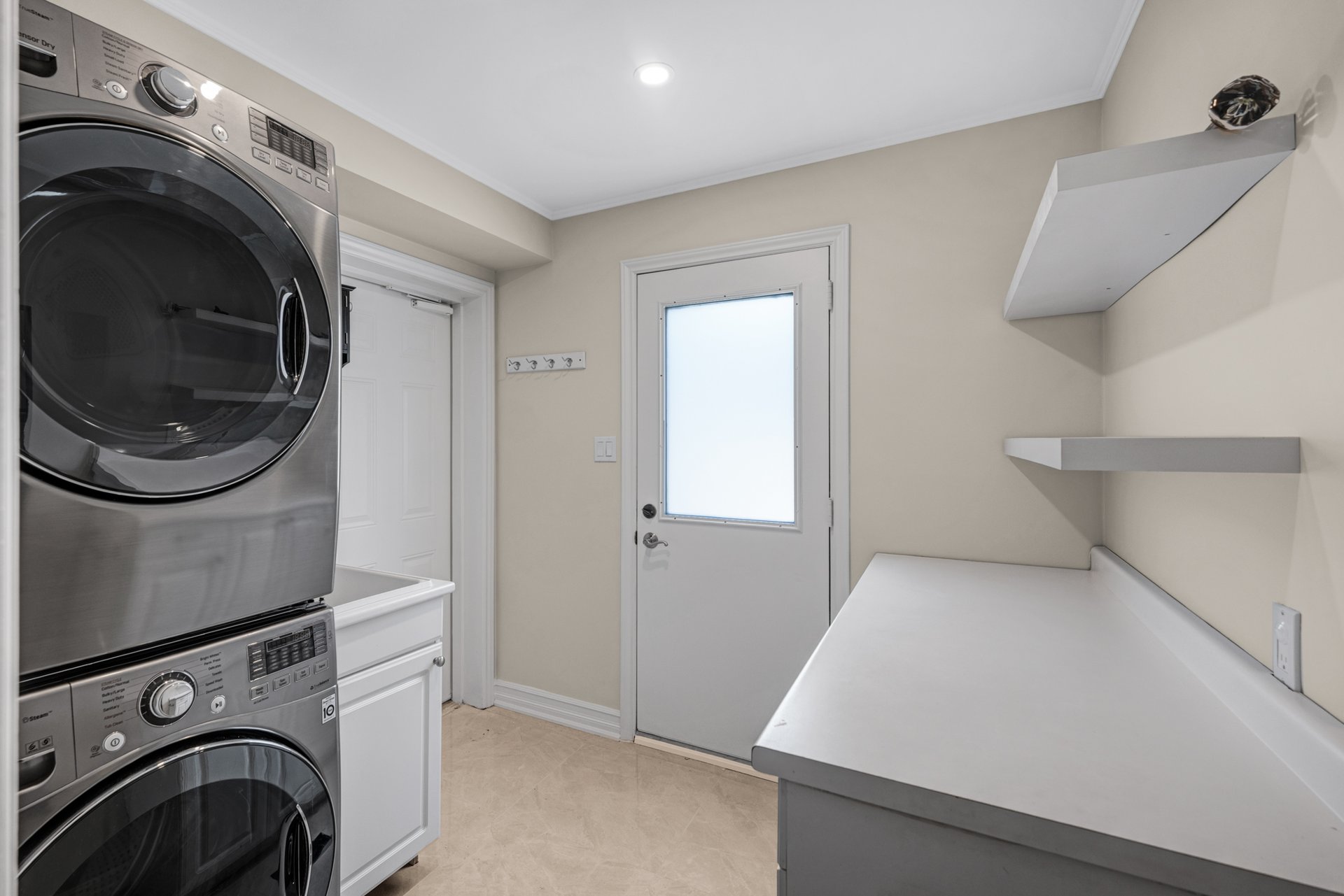 1053 Red Pine Cres