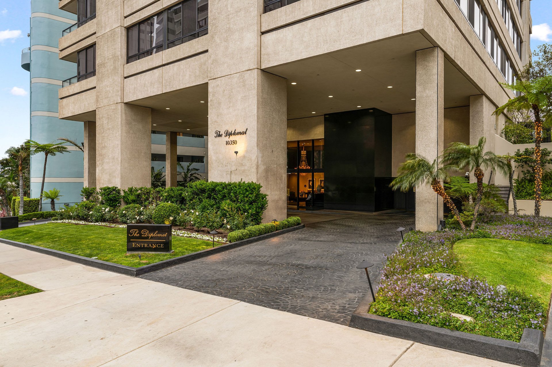 The Diplomat #804, Wilshire Corridor