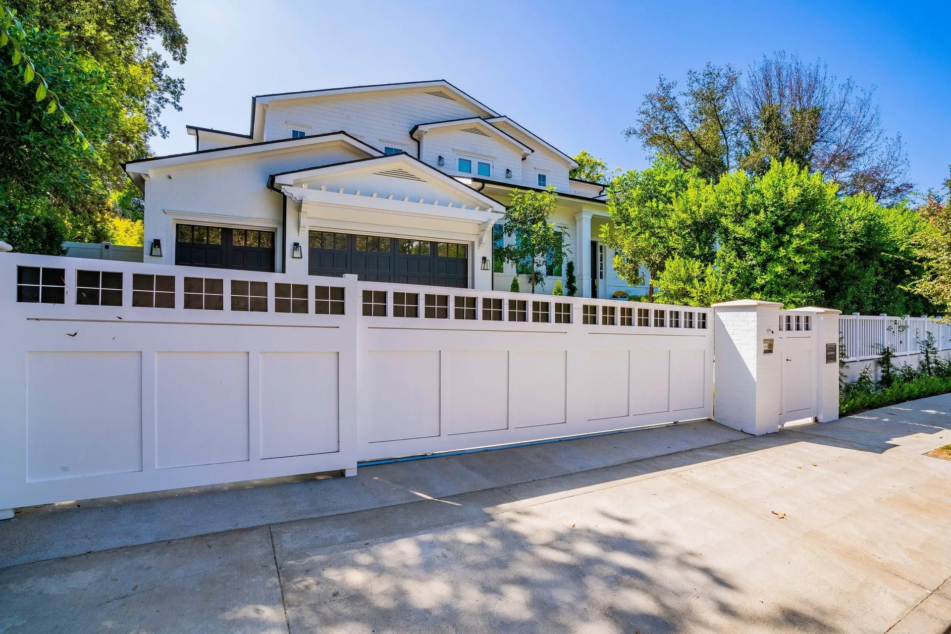 4143 Hayvenhurst Dr