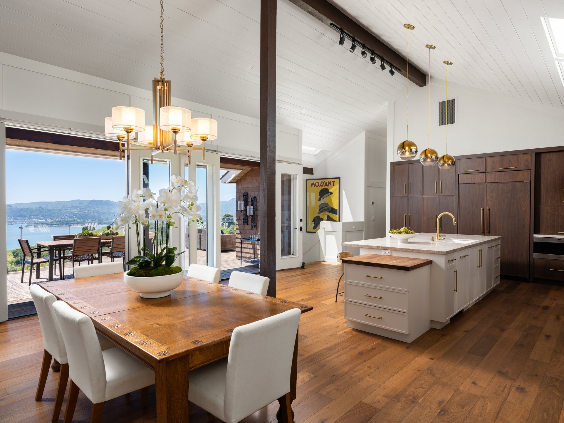 Stylish and Chic Mount Tiburon Retreat 