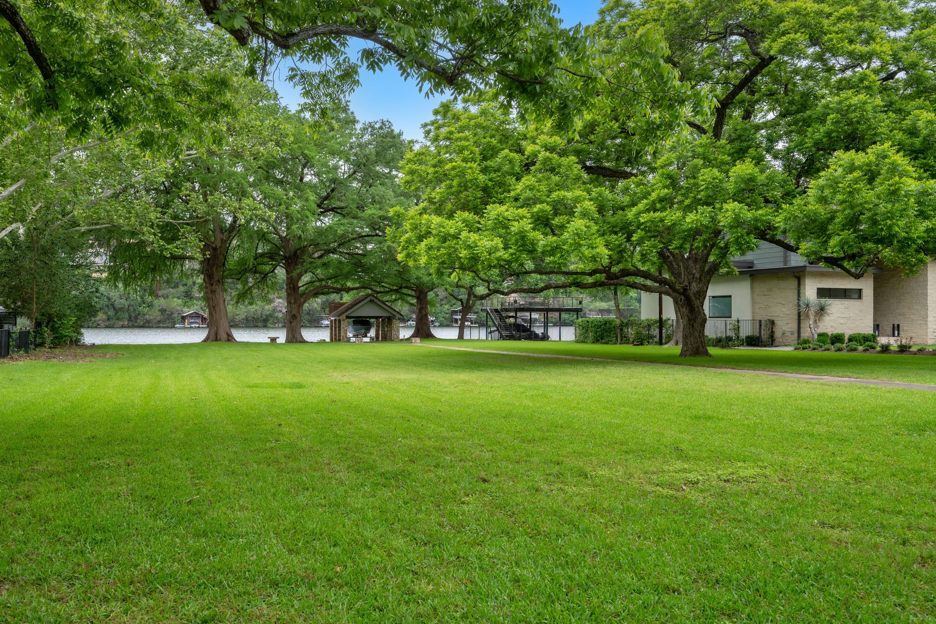 3200 Rivercrest Drive