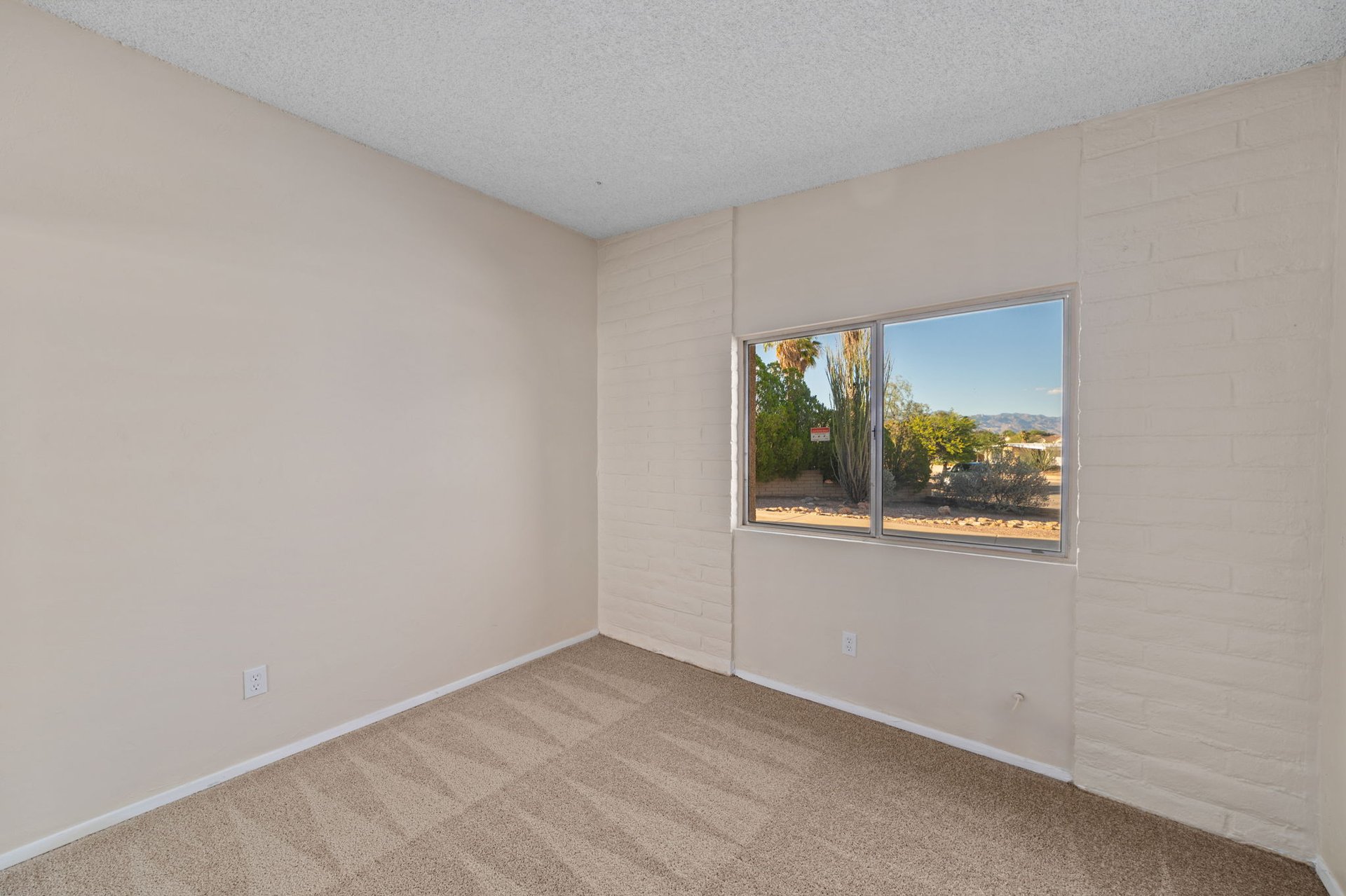 2540 S Marianne
