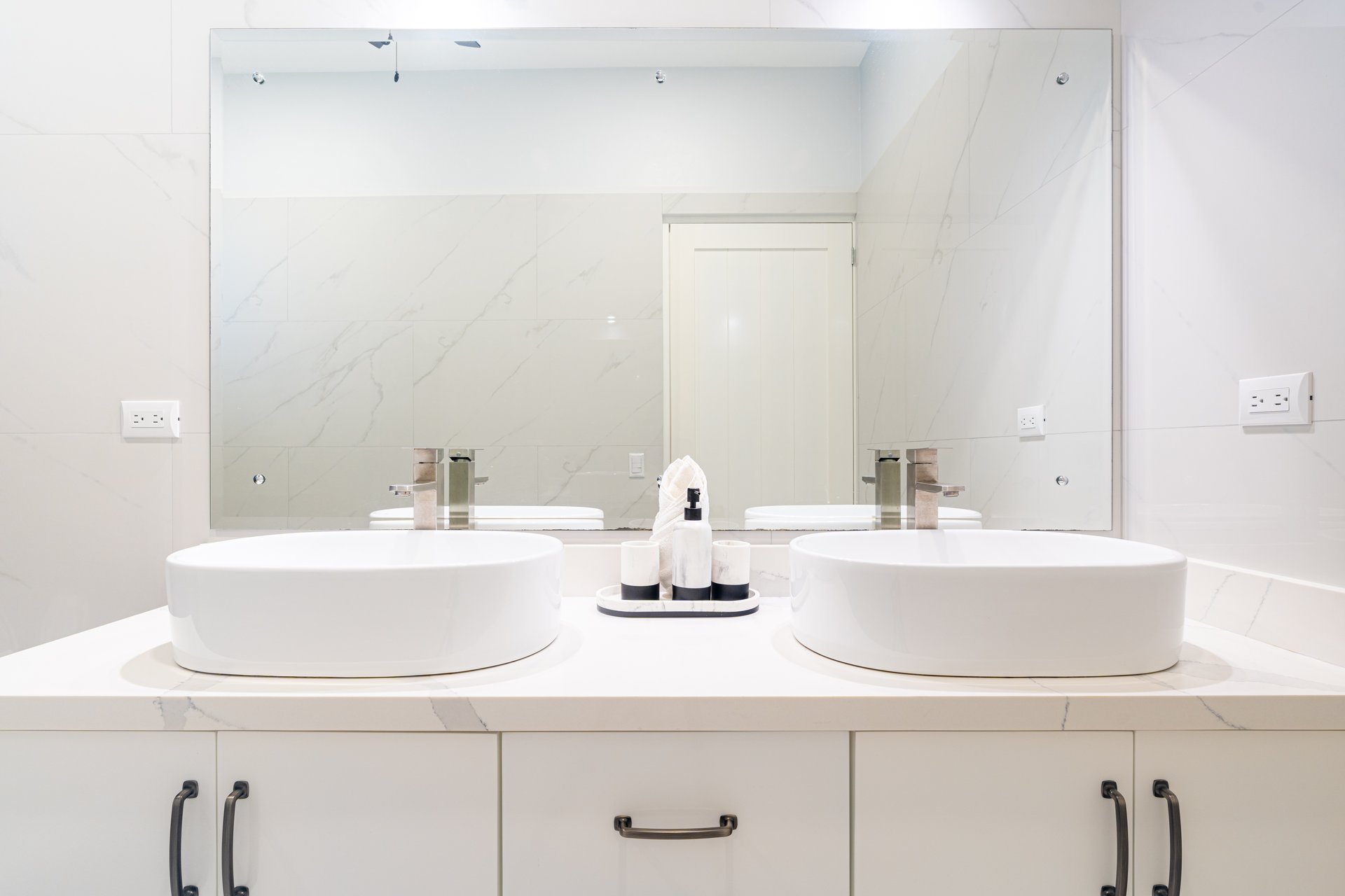 FIRE SALE!!!!! Immaculate New Build with Modern Design & Premium Features