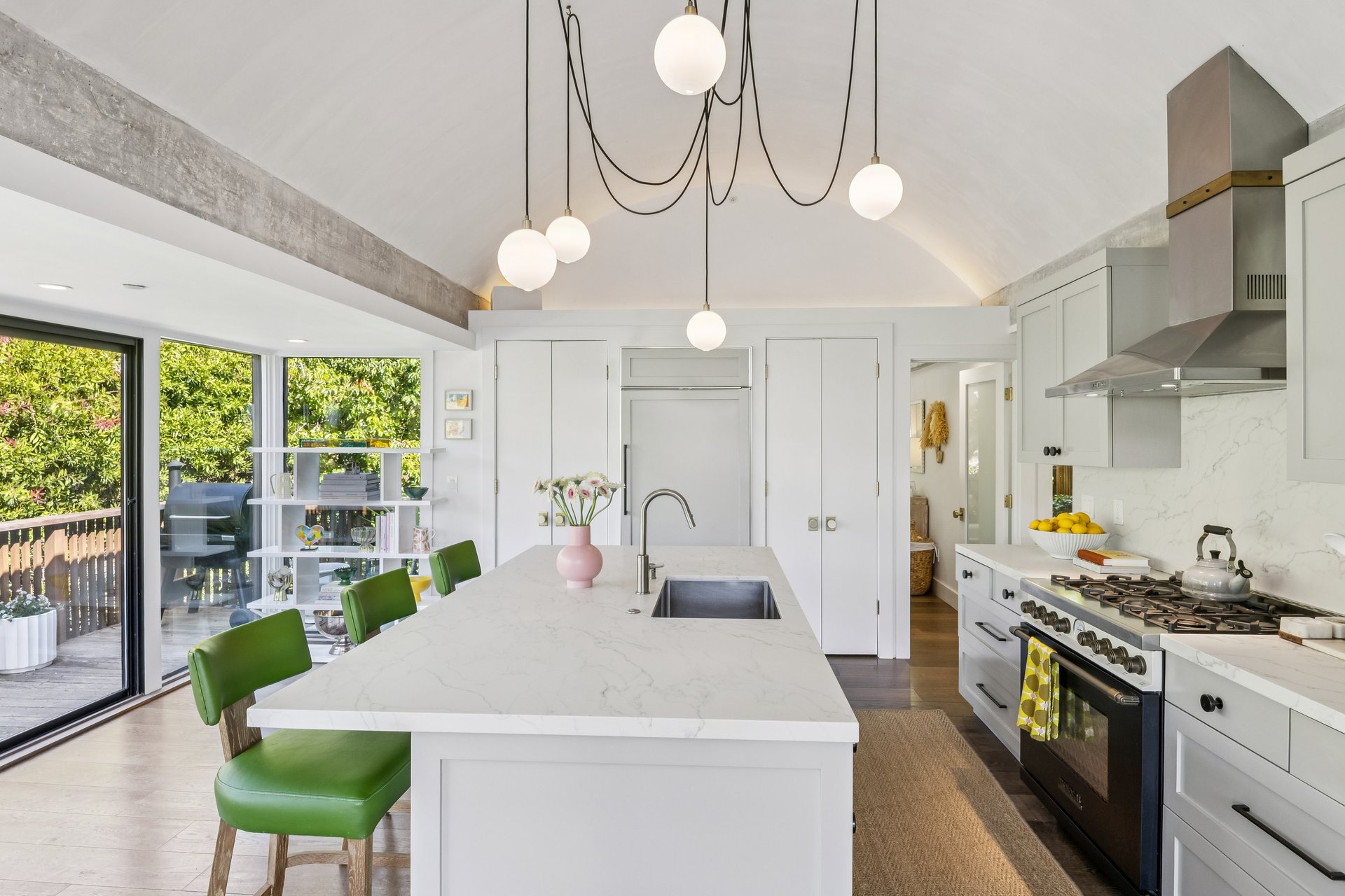 Stylish and Chic Upper Unit