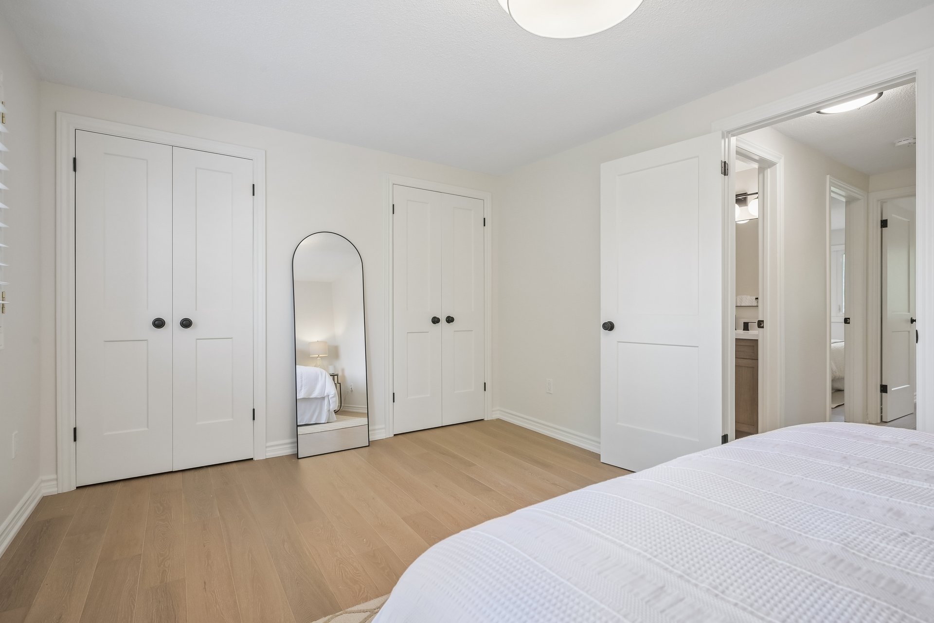 Lakeside living in the heart of Bronte!
