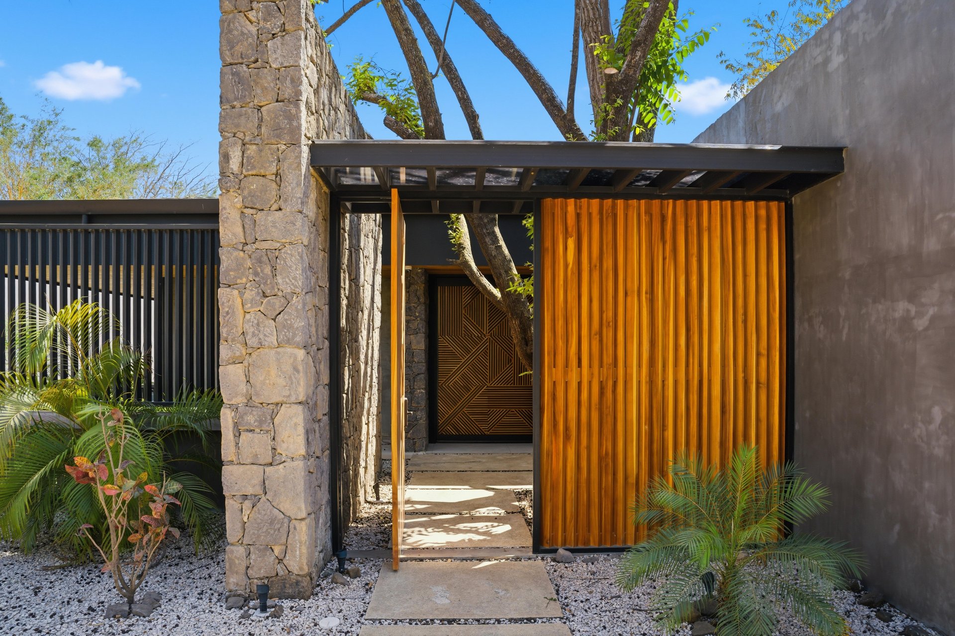Casa Uchuva | Architectural Harmony of Wood, Stone, and Light