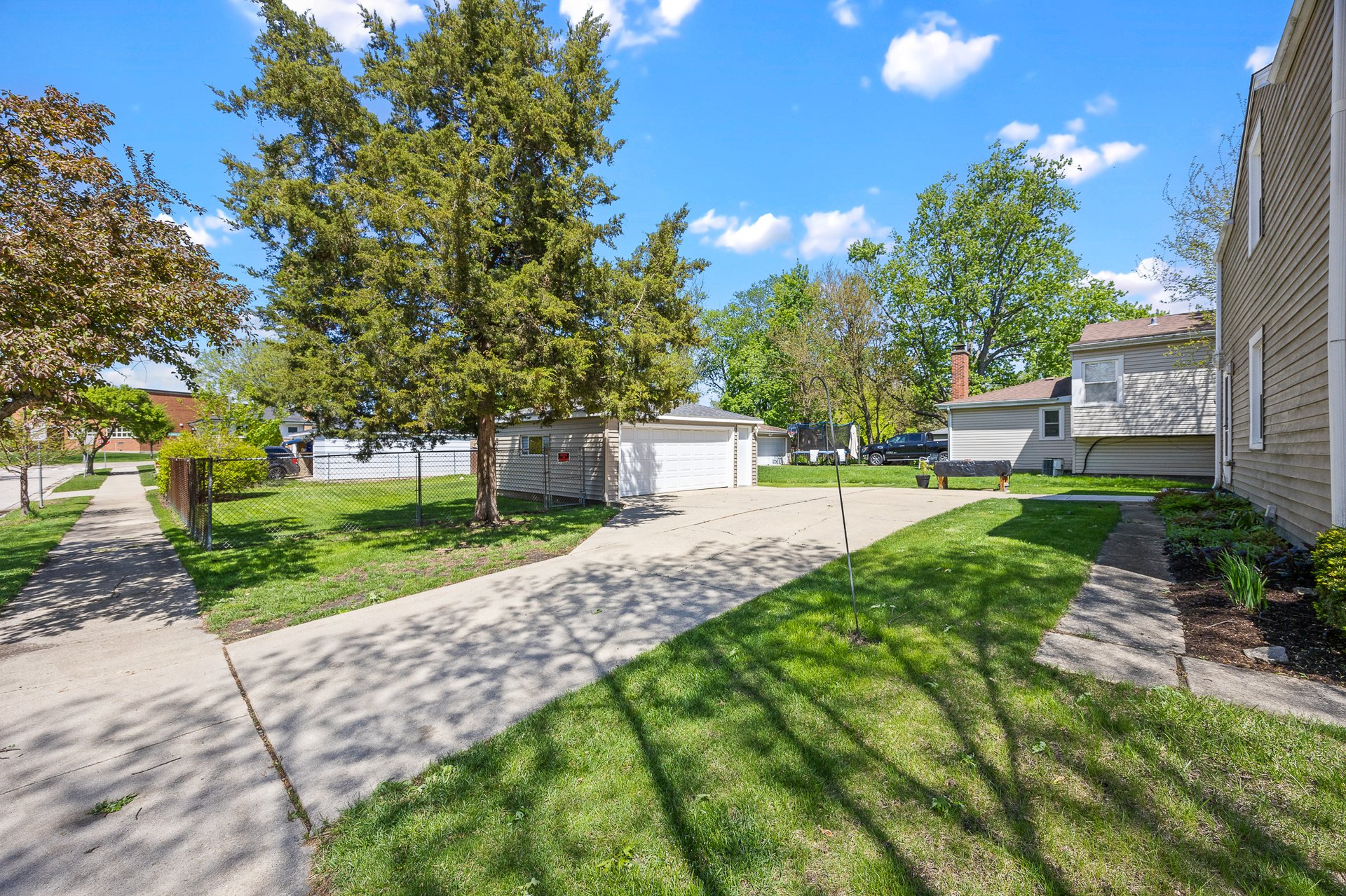 623 Green Valley Dr, Lombard