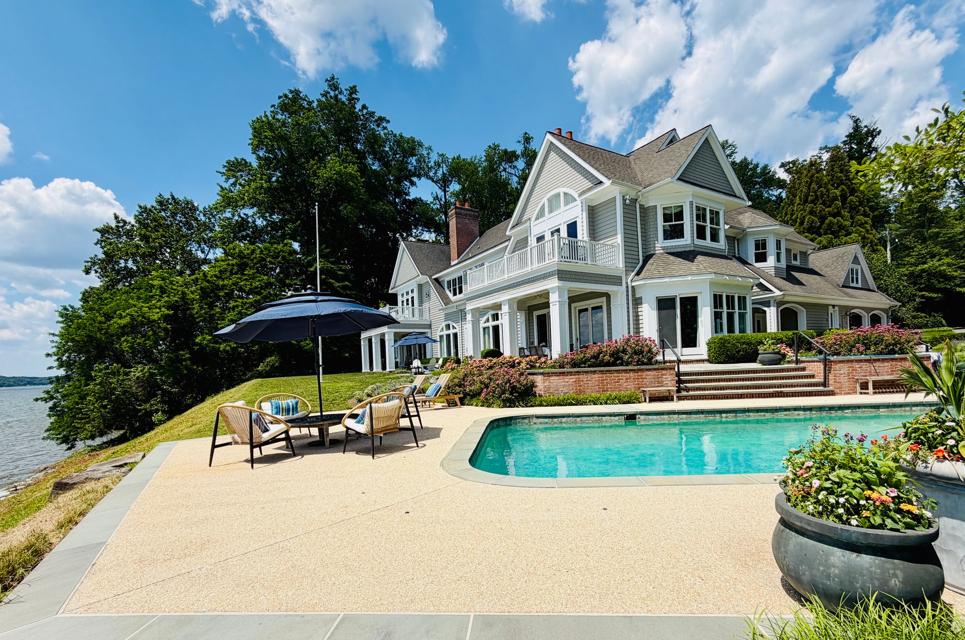 654 Round Hill Road
