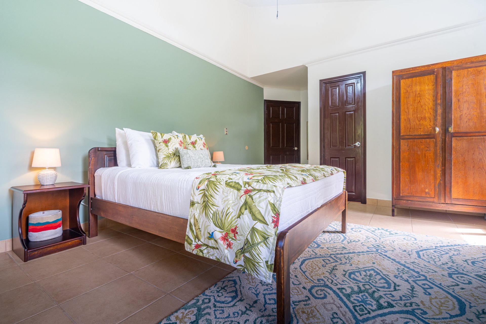 Casa Luna, 3bed /3bath Private Oasis, Convenient Location