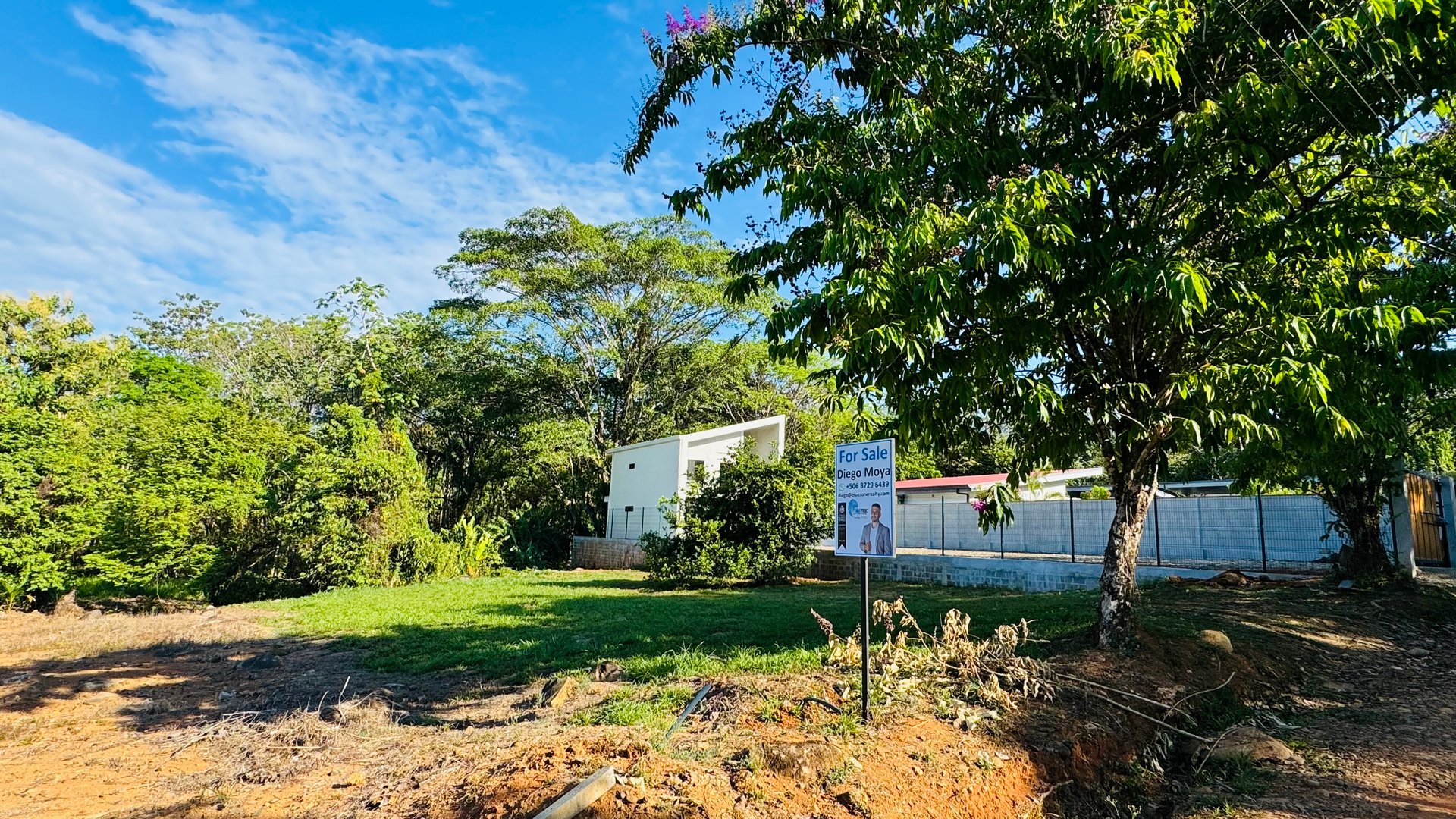ZONED RESIDENTIAL / COMMERCIAL LOT IN COVETED LOCATION!!