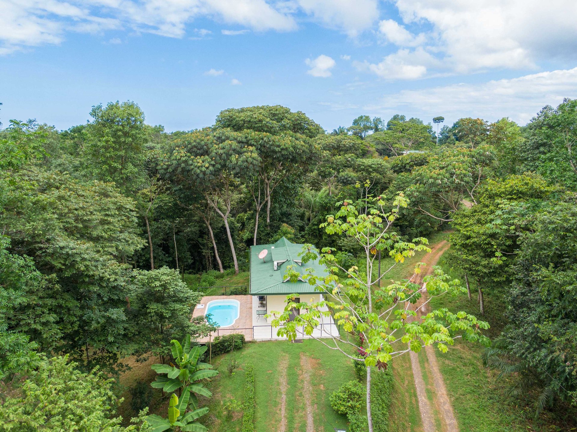  Affordable & Charming 1 bedroom Villa with Pool in gated community, immersed in the rainforest close to Quepos  