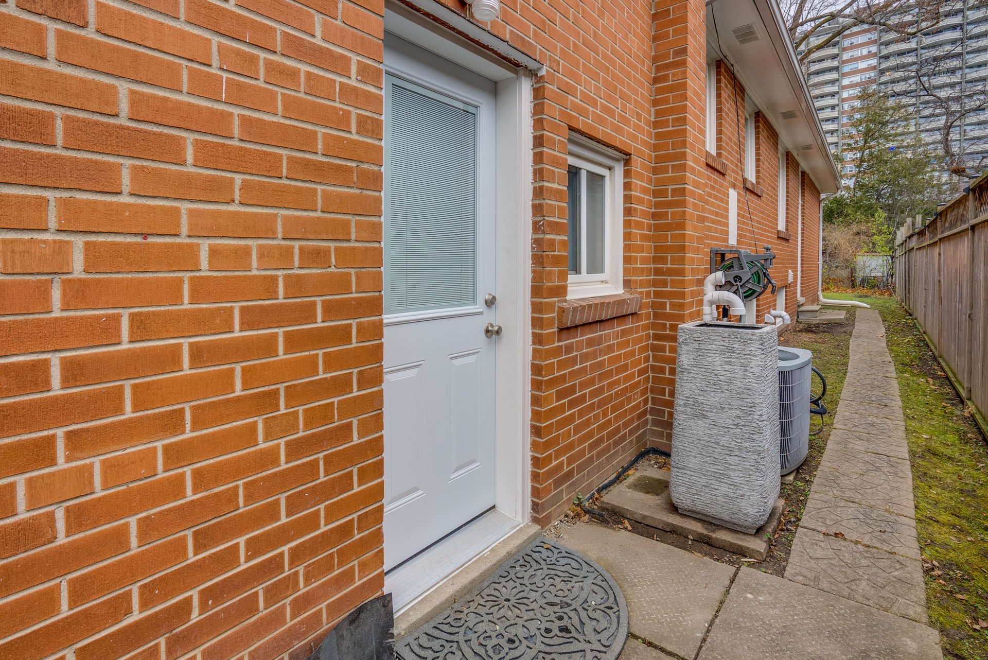 25 Karen Rd Unit: Lower