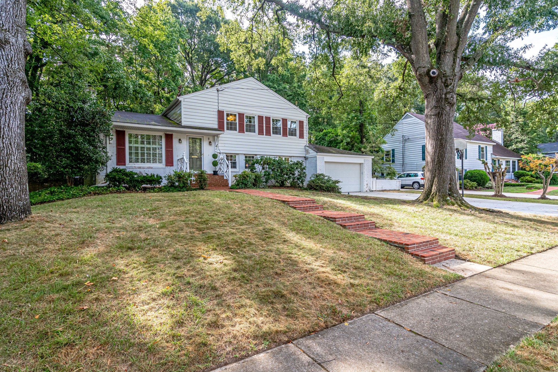 8609 Cyrus Pl