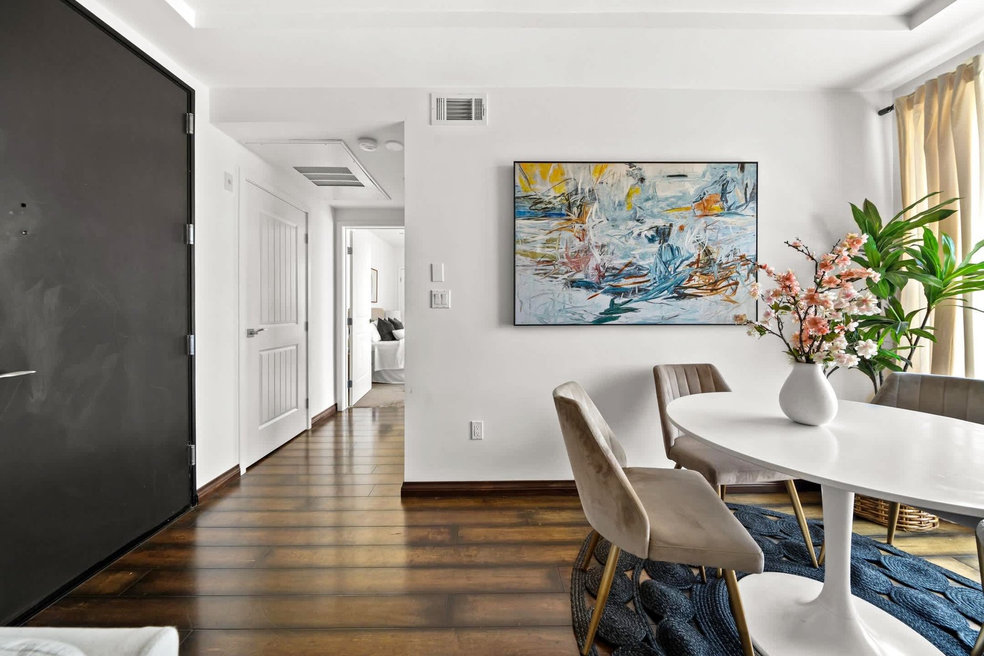 Stylish Turnkey Unit in Prime Miracle Mile