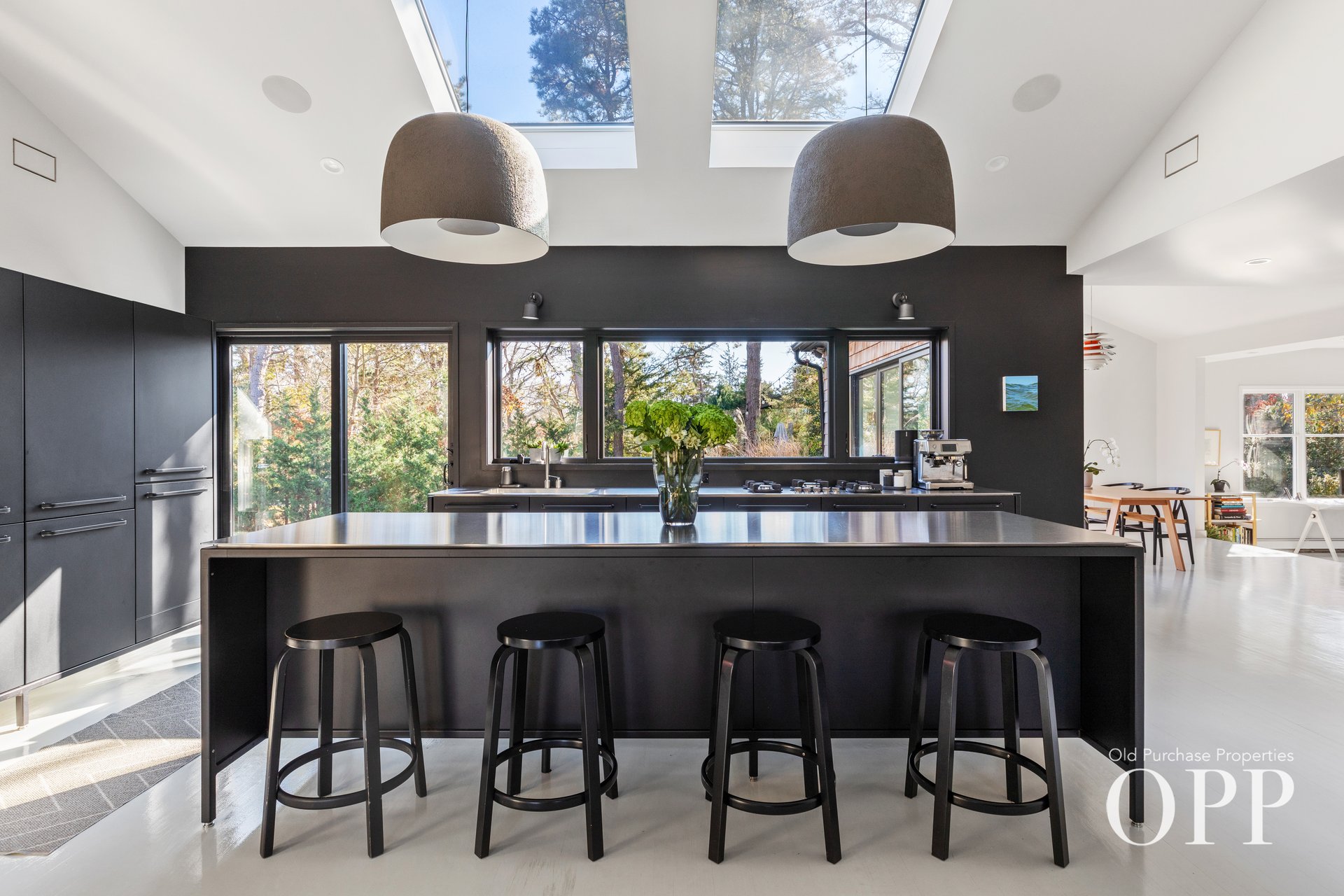 A SUNLIT RETREAT IN PICTURESQUE LOCATION
