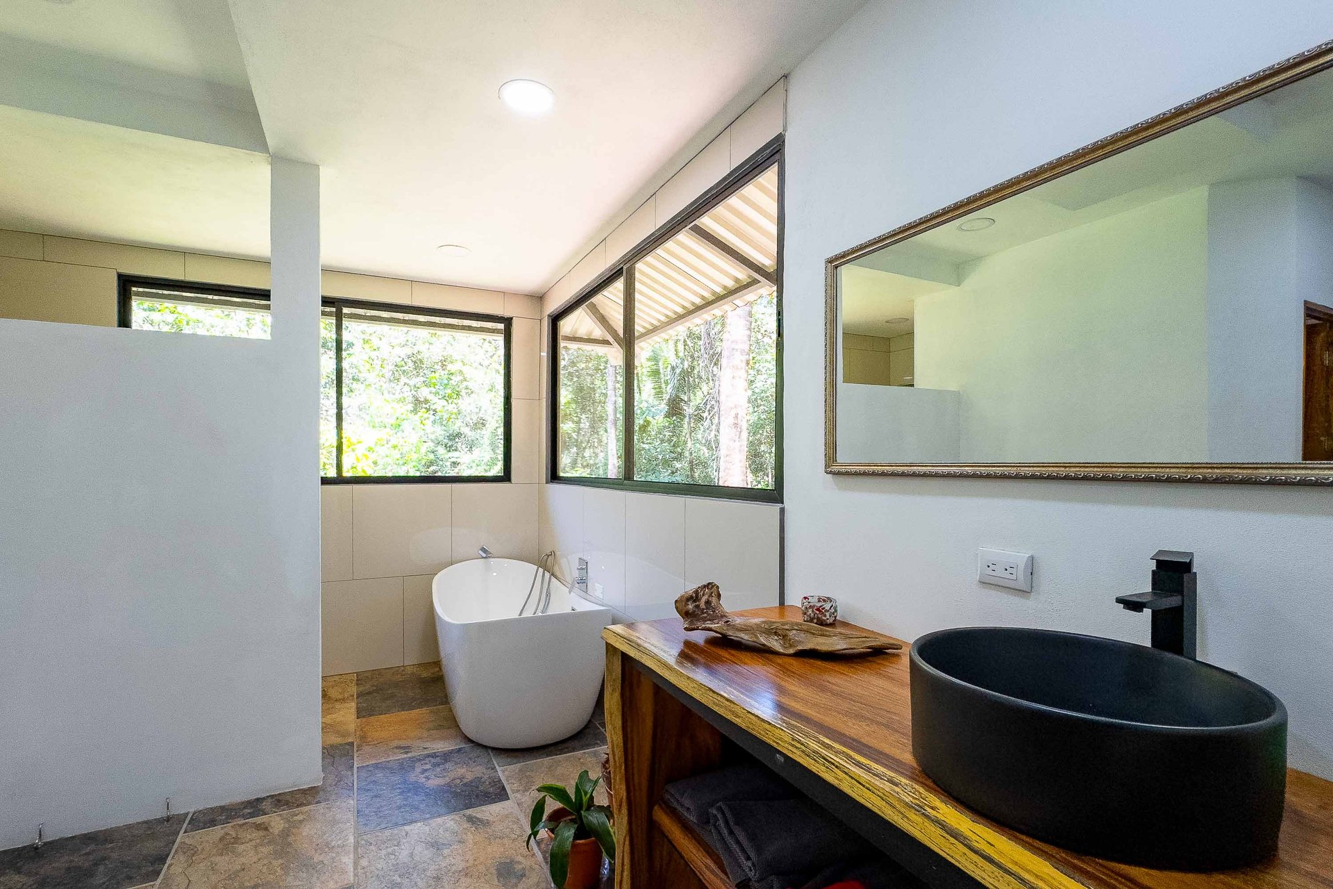 Tropical 3-bedroom home in gated community Manuel Antonio, Perfect rental!