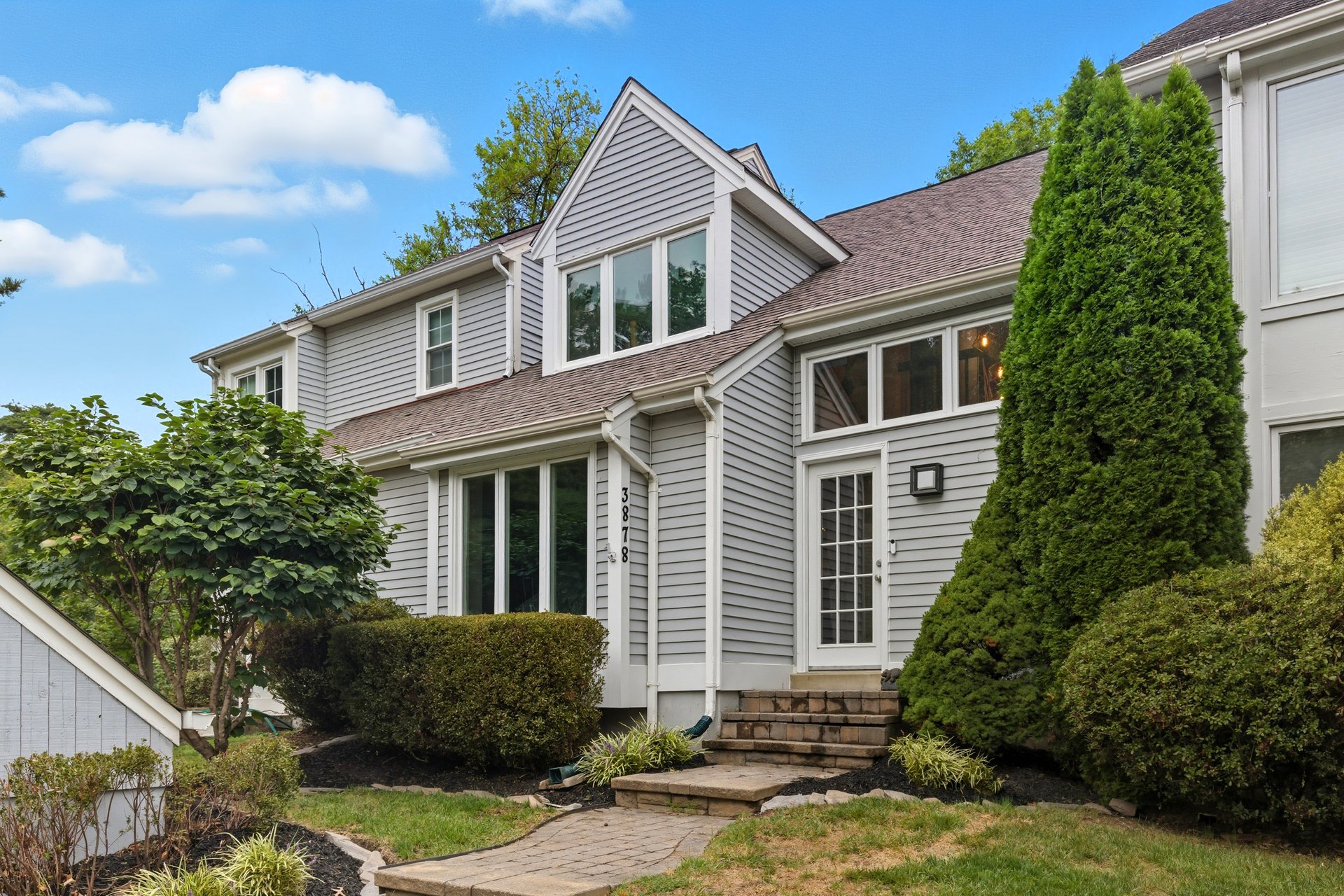 Turnkey 2 Bed Townhome plus Den & Designer Finishes 