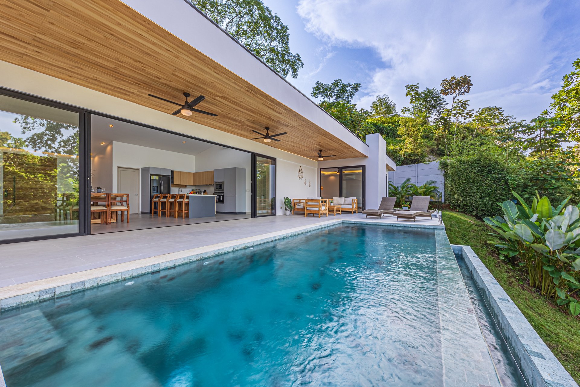 Luxury, Comfort & Investment Potential – Ocean-View Home in Uvita