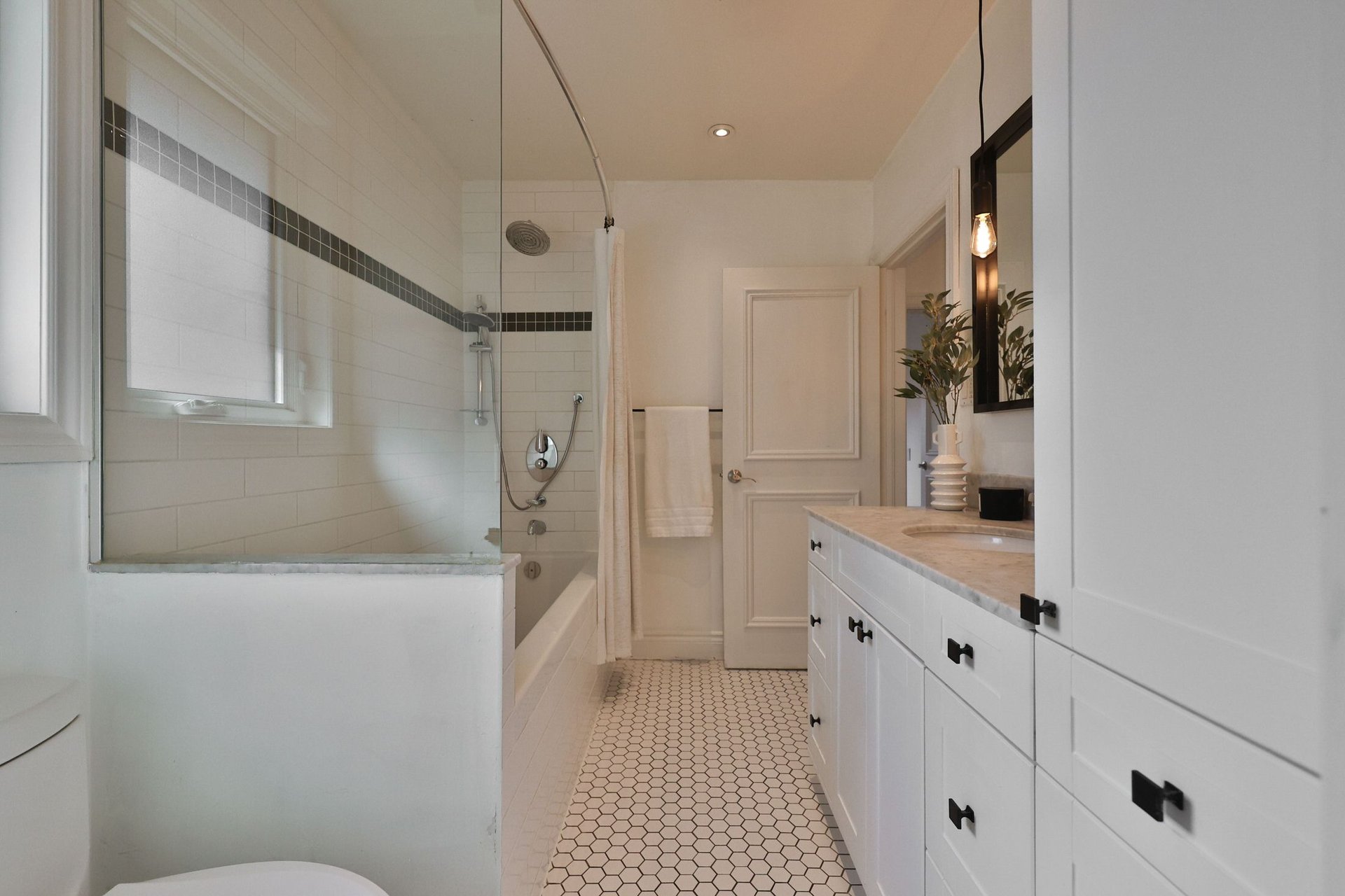 1439 Larchview Trail