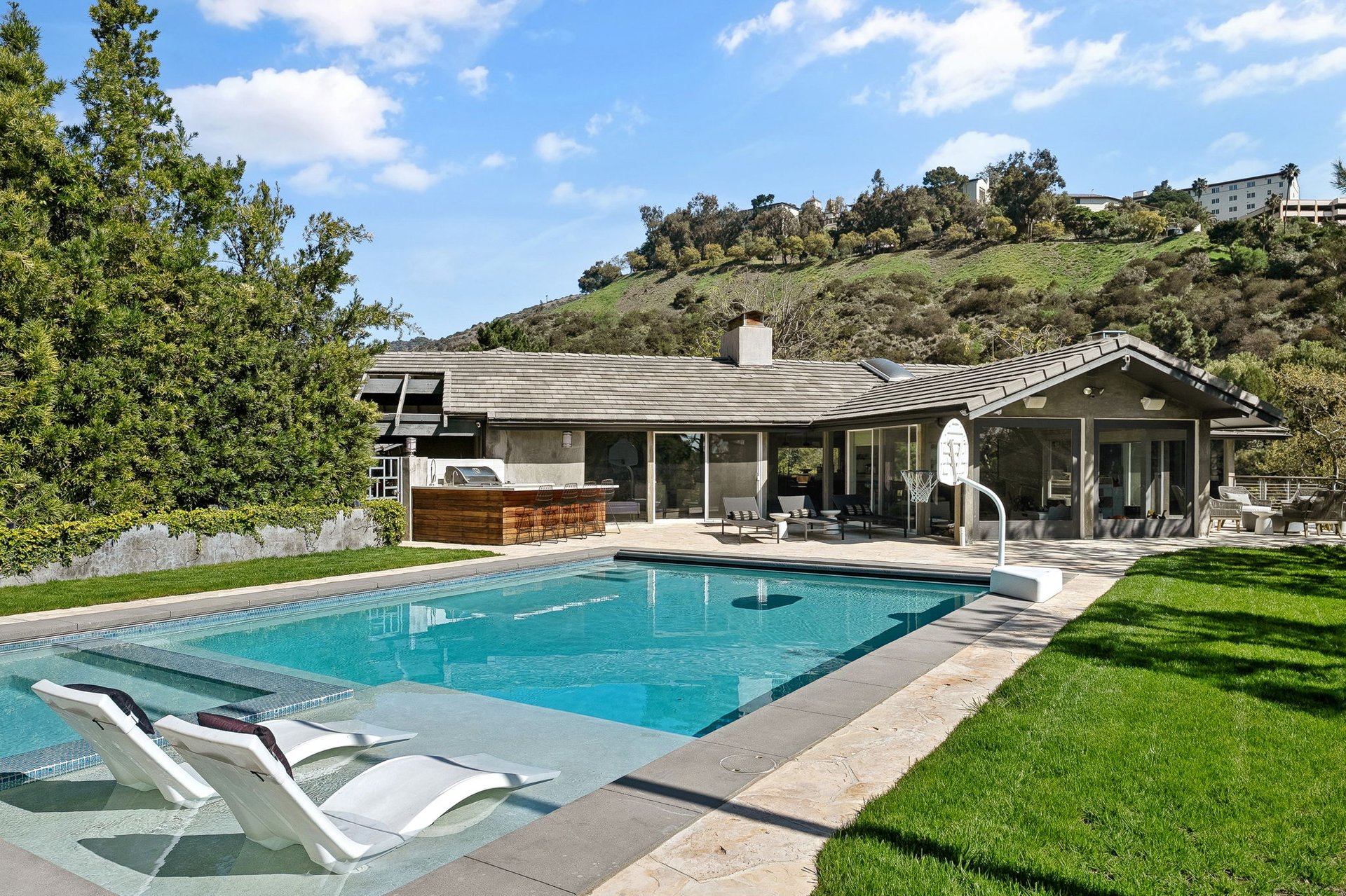 1255 N Bundy Drive