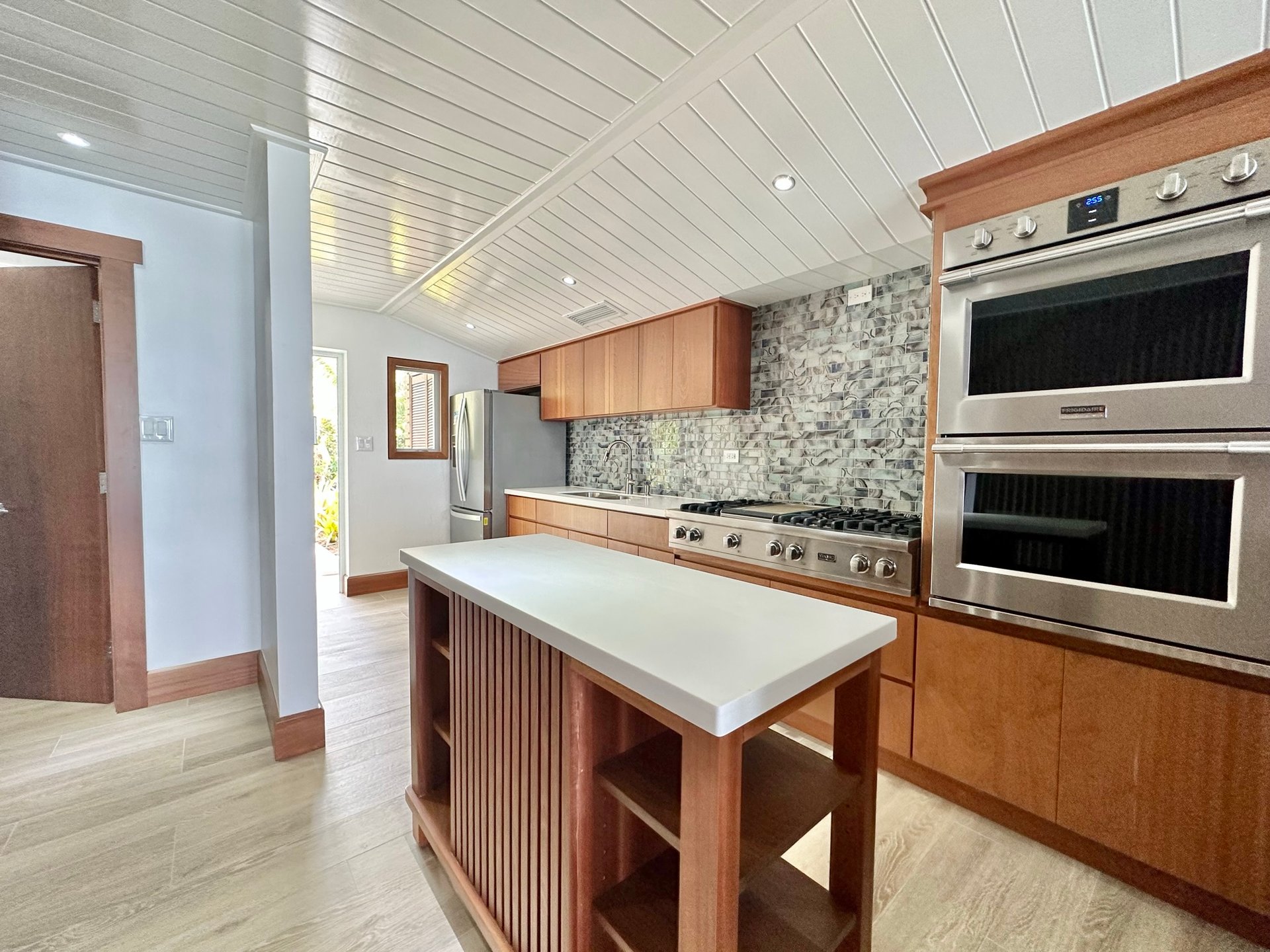 1109 Pieces of 8-Luxury Condo